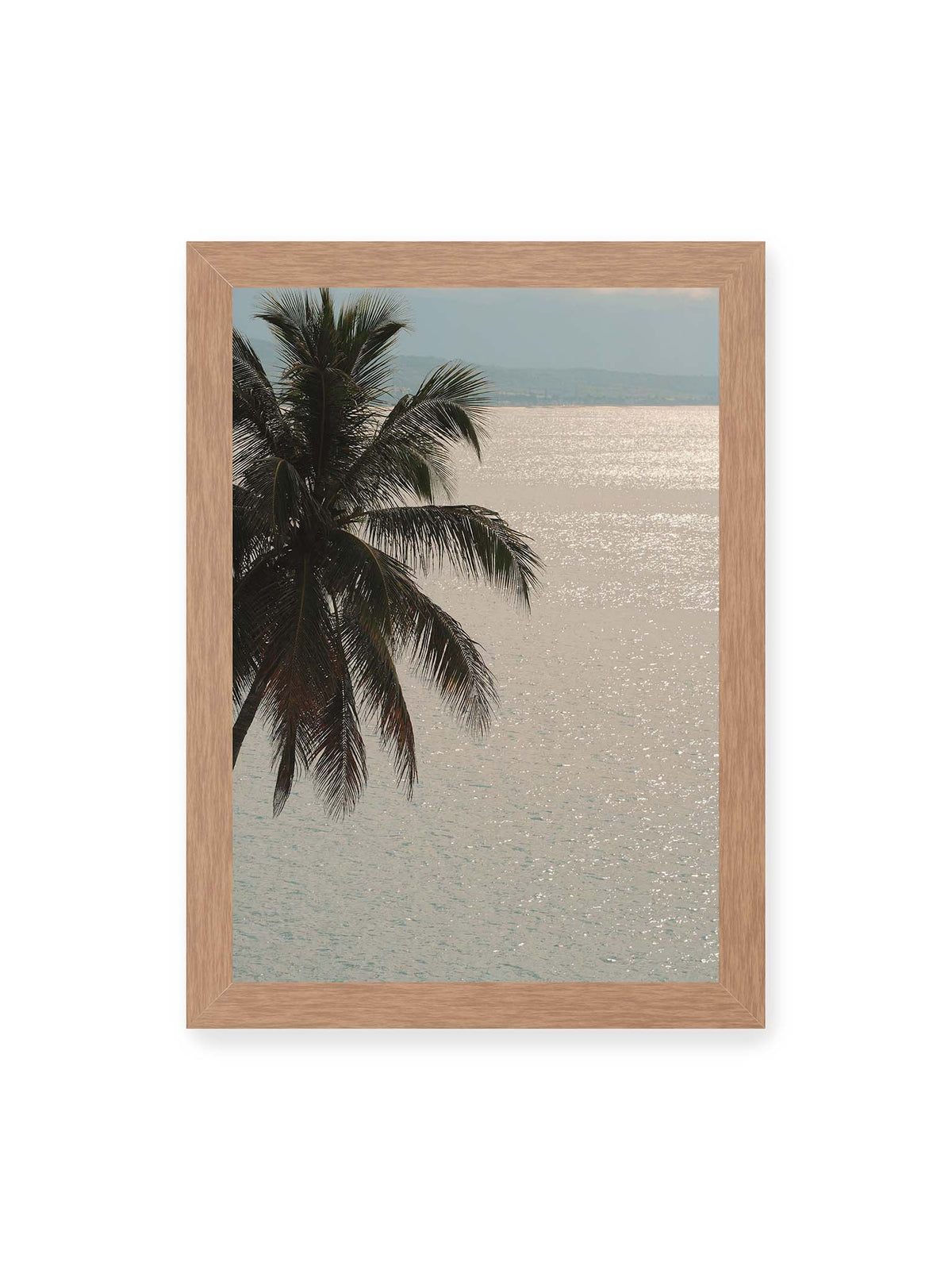 21x30 cm, Eichenrahmen – Dunkle Palmwedel vor einer hell glitzernden Wasserfläche mit einer fernen Küstenlinie.