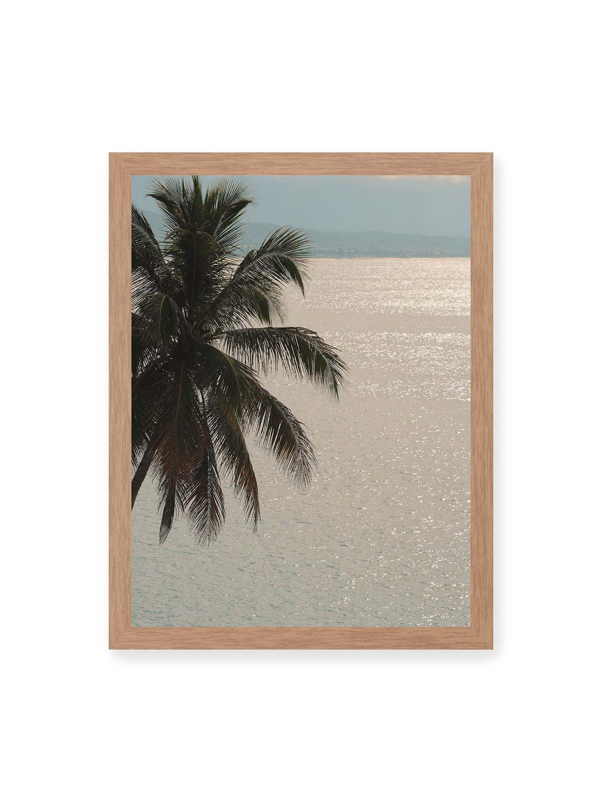 30x40 cm, Eichenrahmen – Dunkle Palmwedel vor einer hell glitzernden Wasserfläche mit einer fernen Küstenlinie.