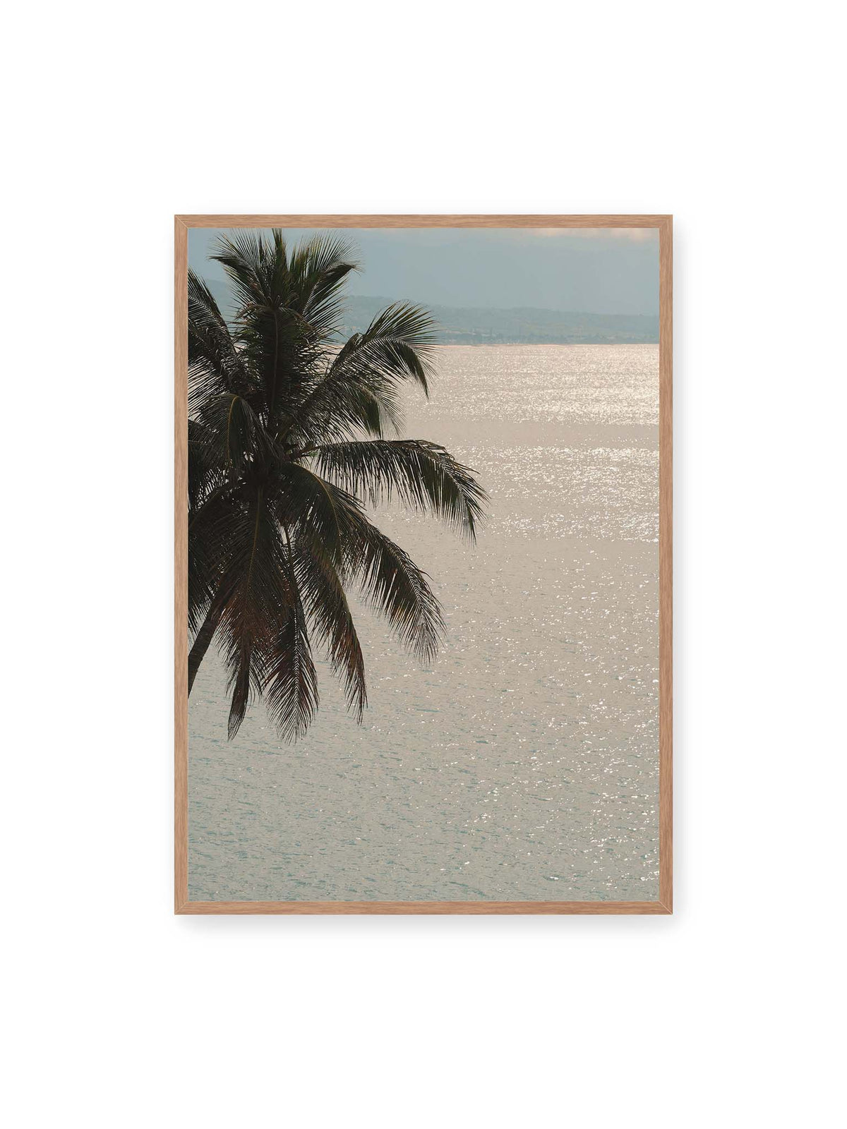70x100 cm, Eichenrahmen – Dunkle Palmwedel vor einer hell glitzernden Wasserfläche mit einer fernen Küstenlinie.