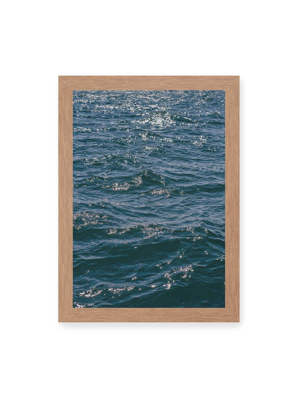 21x30 cm, Eichenrahmen – Bewegte blaue Wasseroberfläche mit kleinen Wellen und verstreuten hellen Lichtreflexen.