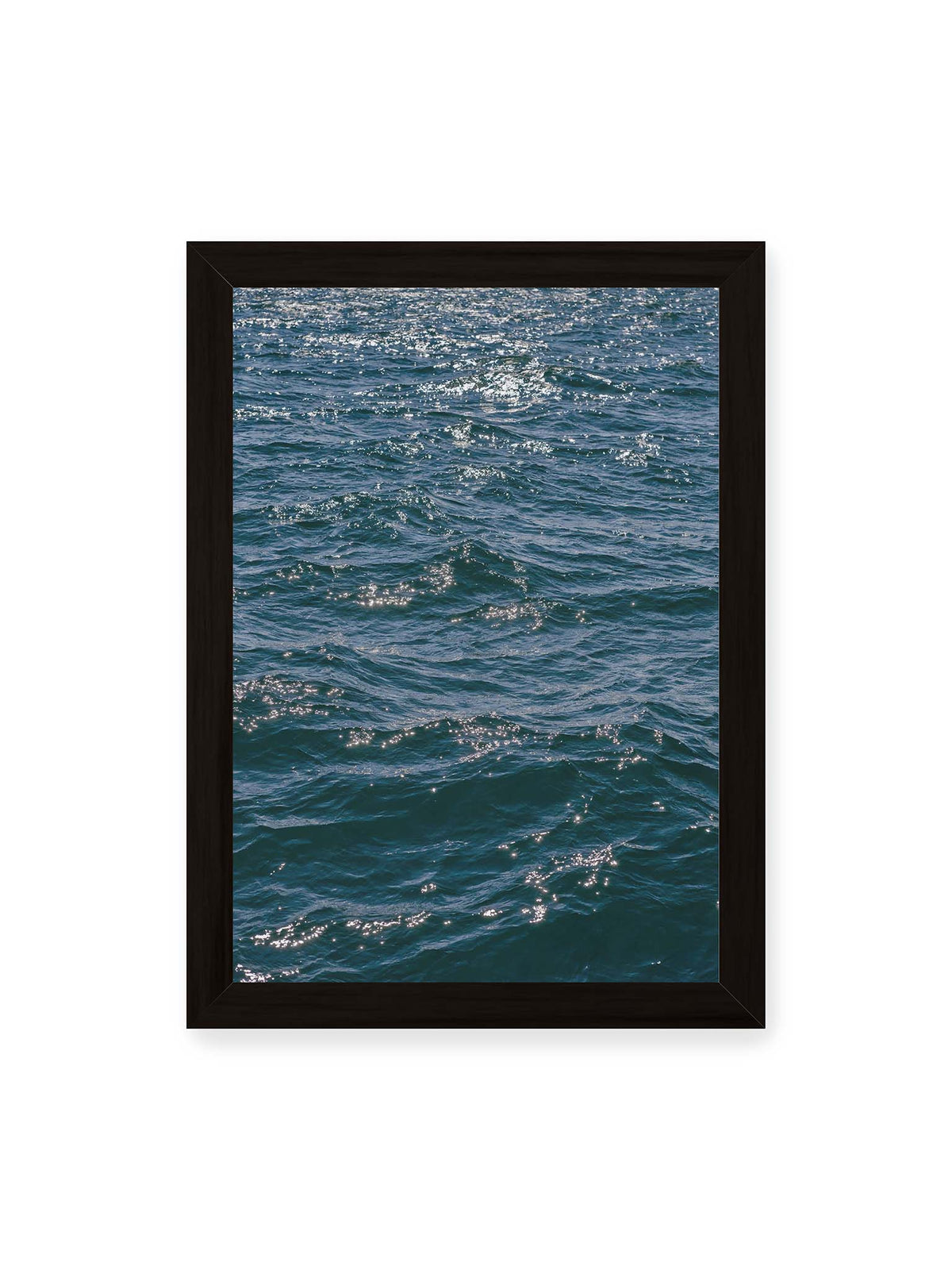 21x30 cm, schwarzer Rahmen – Bewegte blaue Wasseroberfläche mit kleinen Wellen und verstreuten hellen Lichtreflexen.
