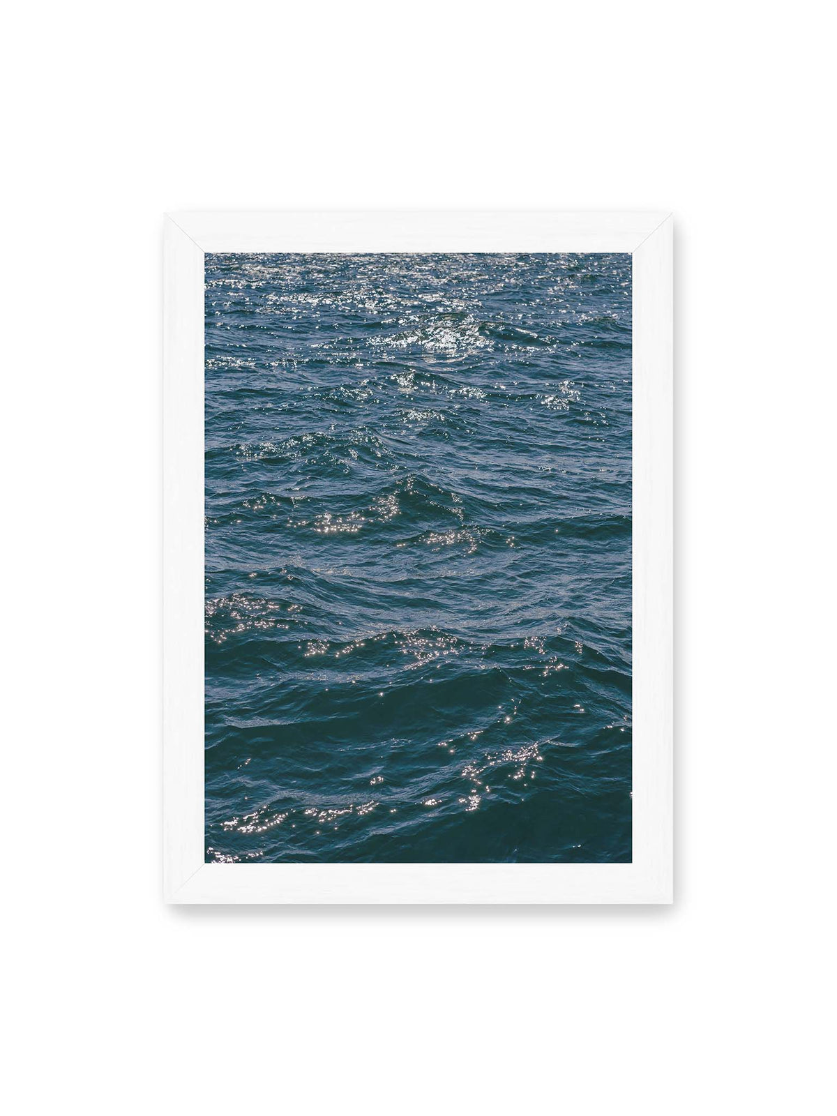 21x30 cm, weißer Rahmen – Bewegte blaue Wasseroberfläche mit kleinen Wellen und verstreuten hellen Lichtreflexen.