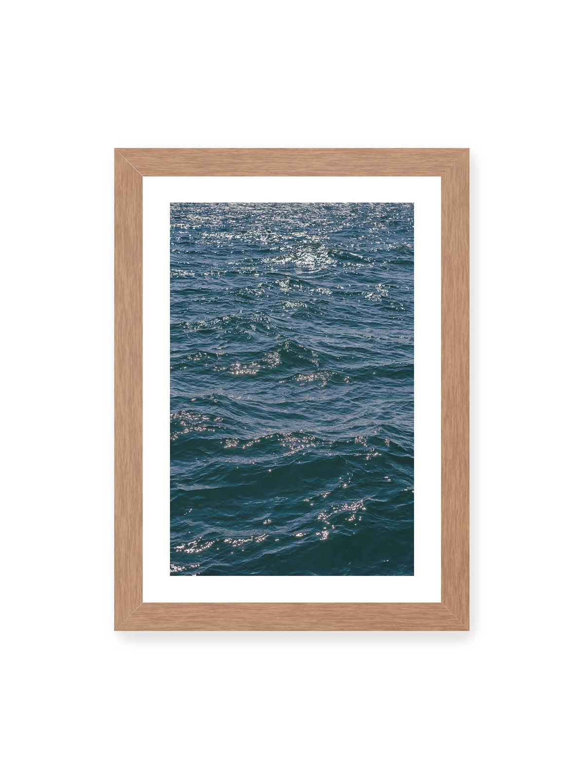 21x30 cm, weißer Galerie-Rand, Eichenrahmen – Bewegte blaue Wasseroberfläche mit kleinen Wellen und verstreuten hellen Lichtreflexen.