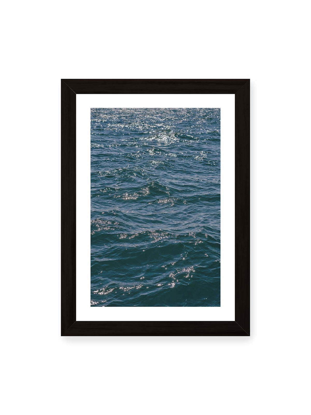 21x30 cm, weißer Galerie-Rand, schwarzer Rahmen – Bewegte blaue Wasseroberfläche mit kleinen Wellen und verstreuten hellen Lichtreflexen.