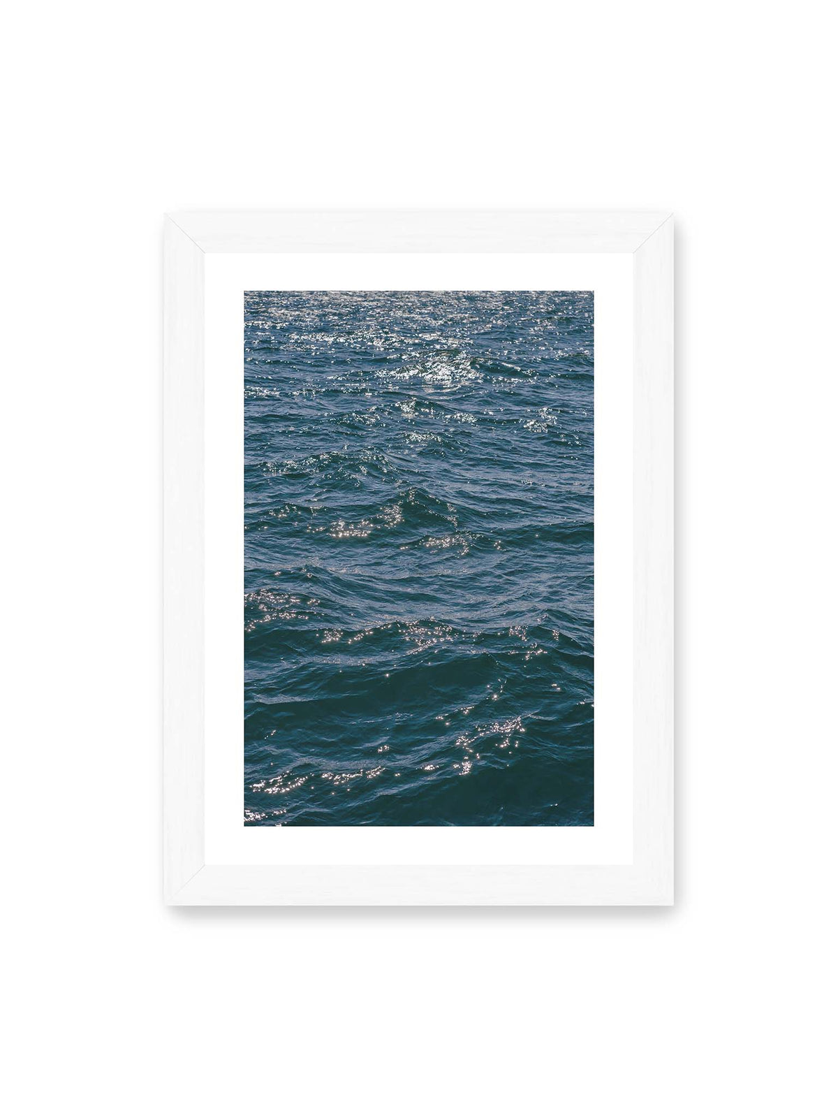 21x30 cm, weißer Galerie-Rand, weißer Rahmen – Bewegte blaue Wasseroberfläche mit kleinen Wellen und verstreuten hellen Lichtreflexen.