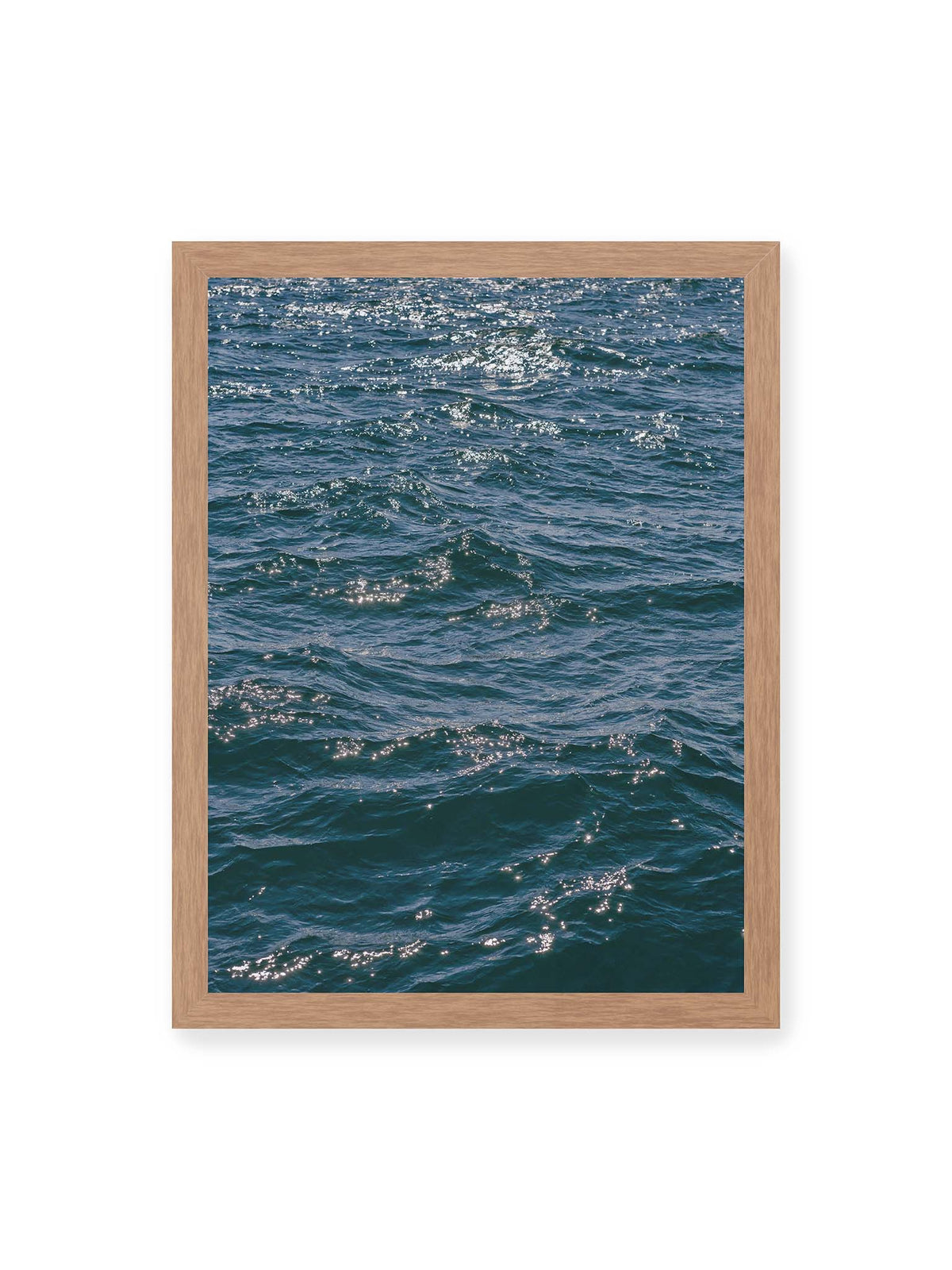 30x40 cm, Eichenrahmen – Bewegte blaue Wasseroberfläche mit kleinen Wellen und verstreuten hellen Lichtreflexen.