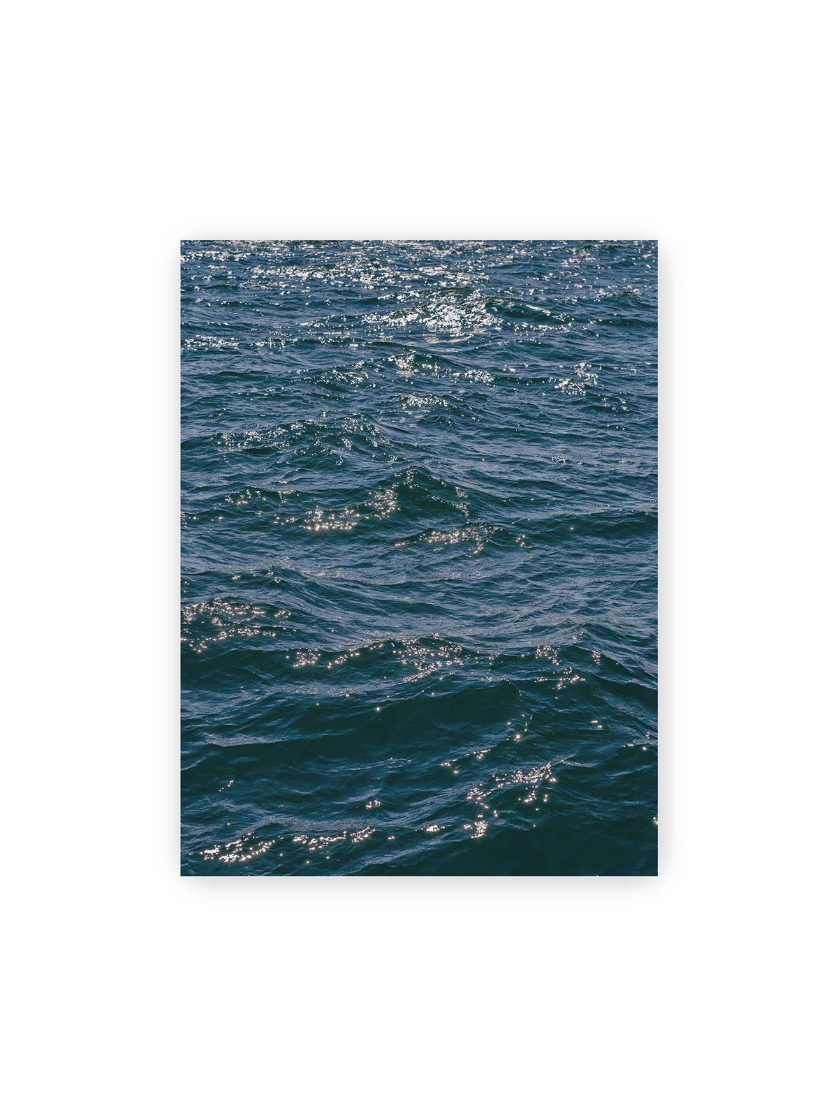 30x40 cm – Bewegte blaue Wasseroberfläche mit kleinen Wellen und verstreuten hellen Lichtreflexen.