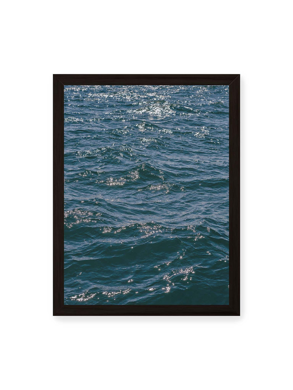 30x40 cm, schwarzer Rahmen – Bewegte blaue Wasseroberfläche mit kleinen Wellen und verstreuten hellen Lichtreflexen.
