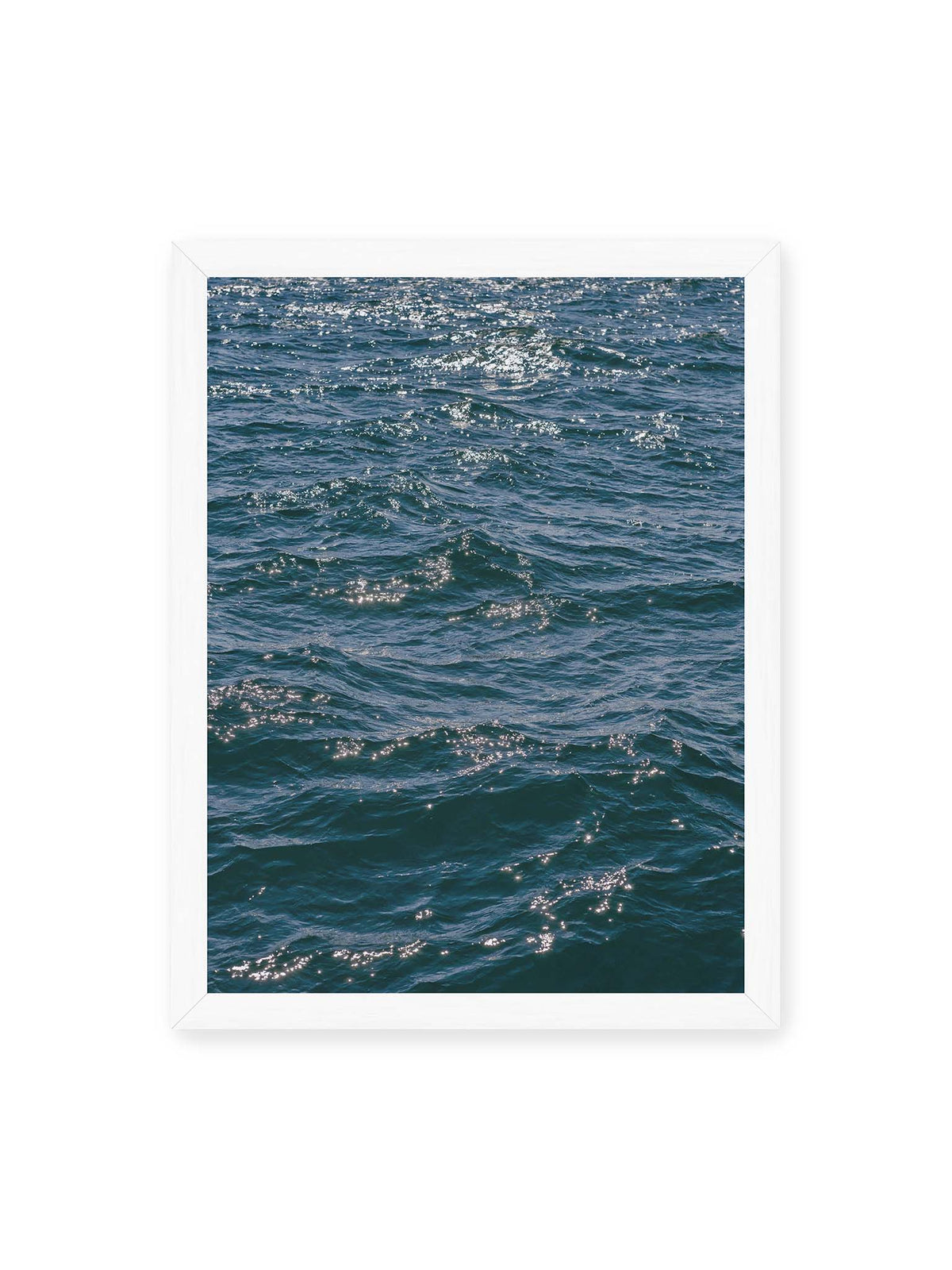 30x40 cm, weißer Rahmen – Bewegte blaue Wasseroberfläche mit kleinen Wellen und verstreuten hellen Lichtreflexen.