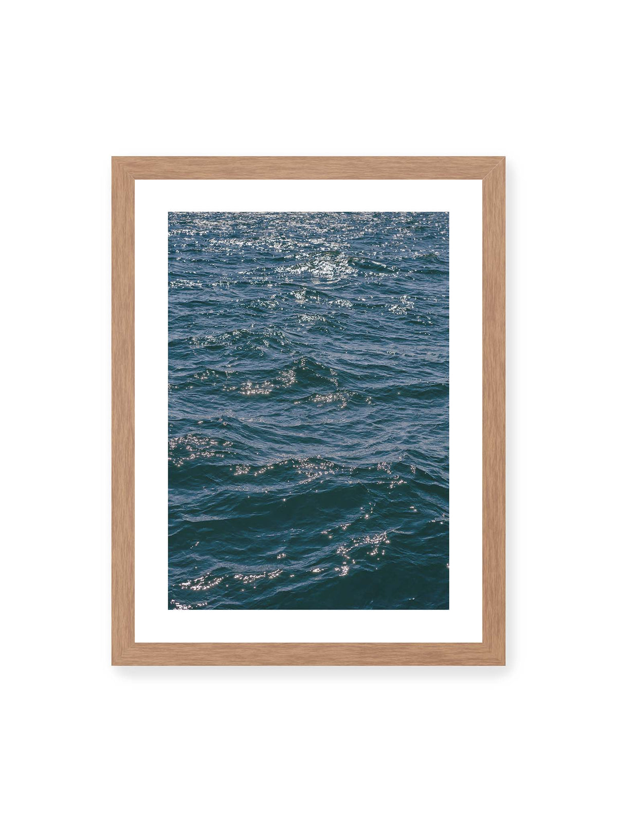 30x40 cm, weißer Galerie-Rand, Eichenrahmen – Bewegte blaue Wasseroberfläche mit kleinen Wellen und verstreuten hellen Lichtreflexen.