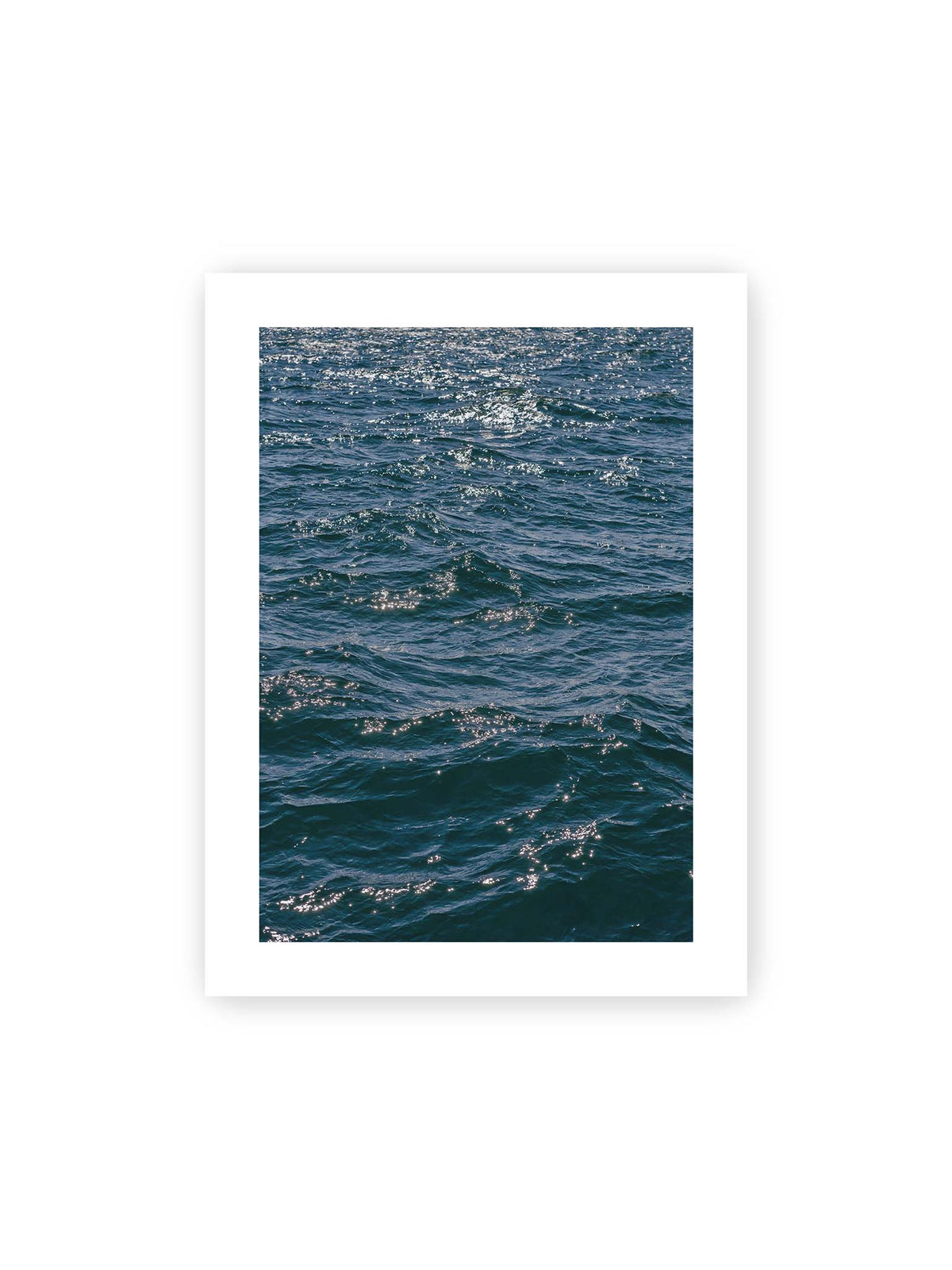 30x40 cm, weißer Galerie-Rand – Bewegte blaue Wasseroberfläche mit kleinen Wellen und verstreuten hellen Lichtreflexen.