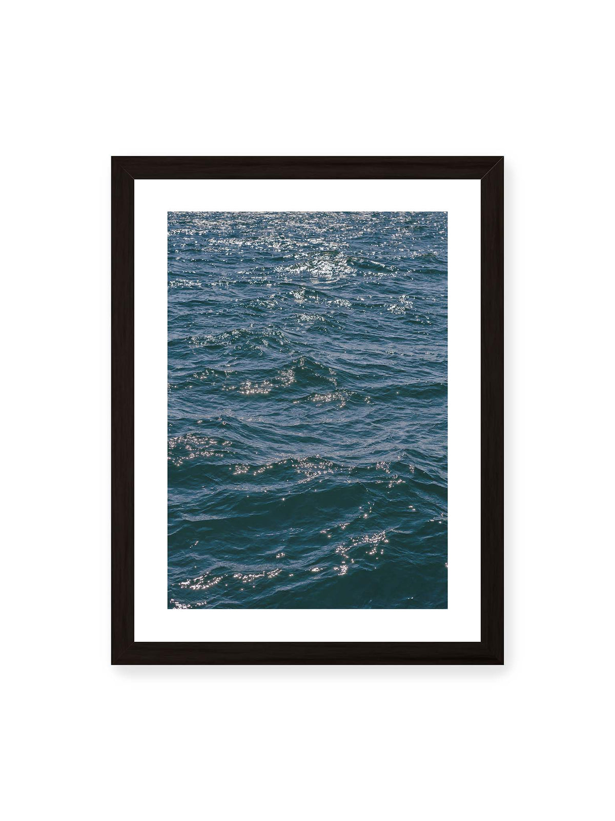 30x40 cm, weißer Galerie-Rand, schwarzer Rahmen – Bewegte blaue Wasseroberfläche mit kleinen Wellen und verstreuten hellen Lichtreflexen.