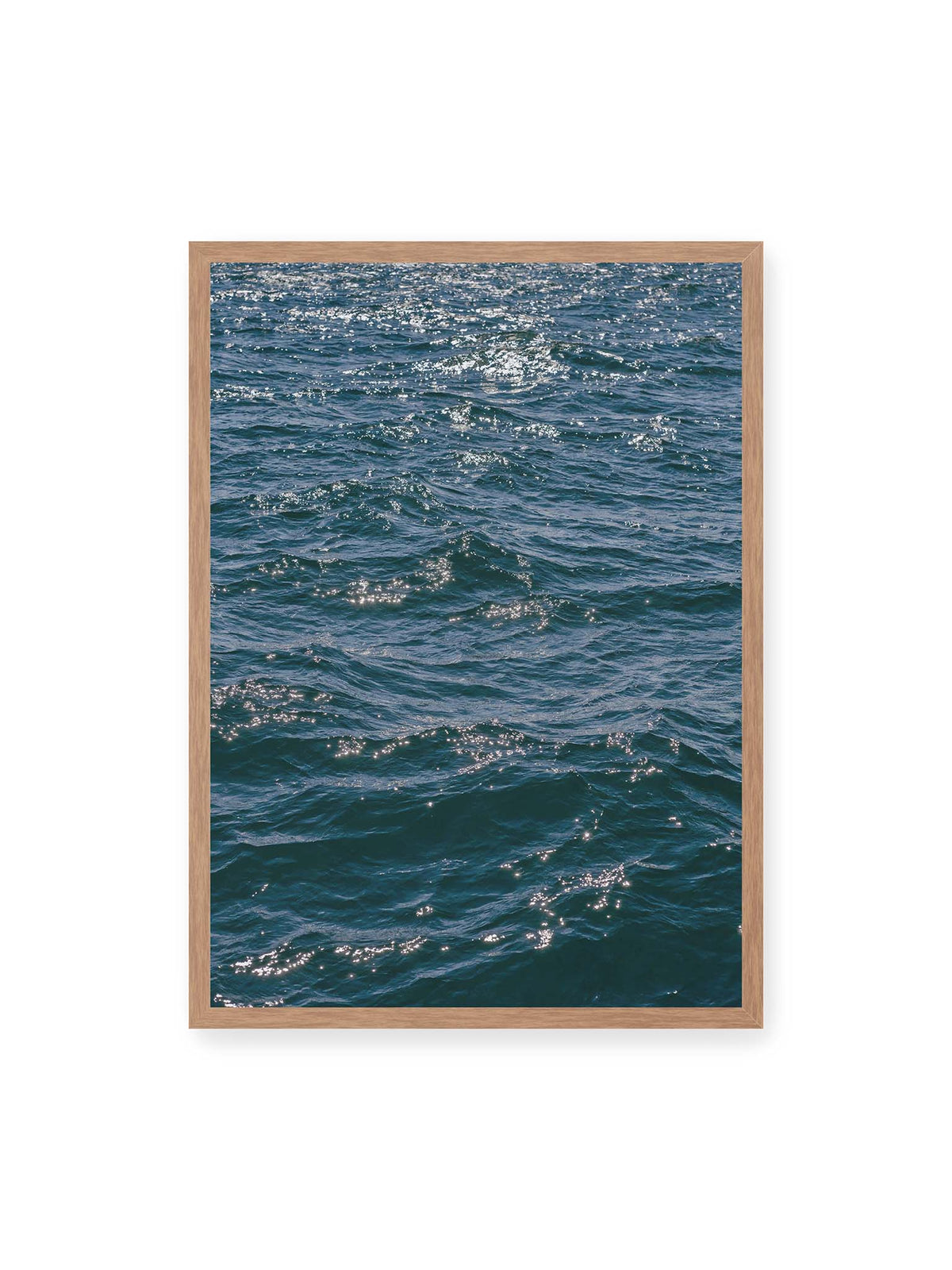 50x70 cm, Eichenrahmen – Bewegte blaue Wasseroberfläche mit kleinen Wellen und verstreuten hellen Lichtreflexen.