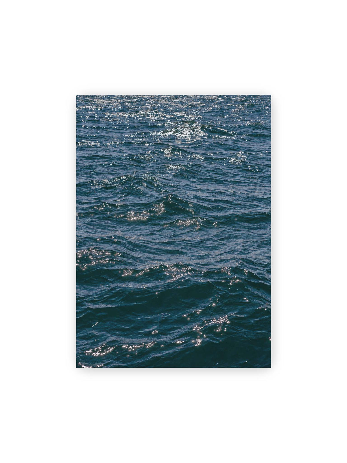 50x70 cm – Bewegte blaue Wasseroberfläche mit kleinen Wellen und verstreuten hellen Lichtreflexen.