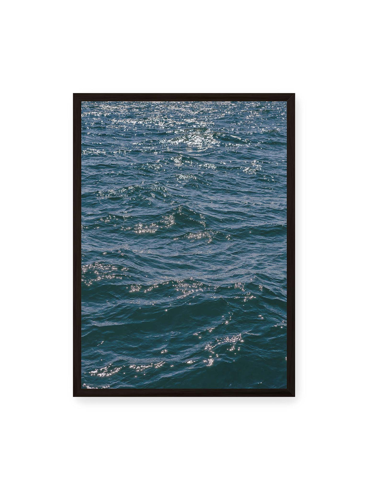 50x70 cm, schwarzer Rahmen – Bewegte blaue Wasseroberfläche mit kleinen Wellen und verstreuten hellen Lichtreflexen.