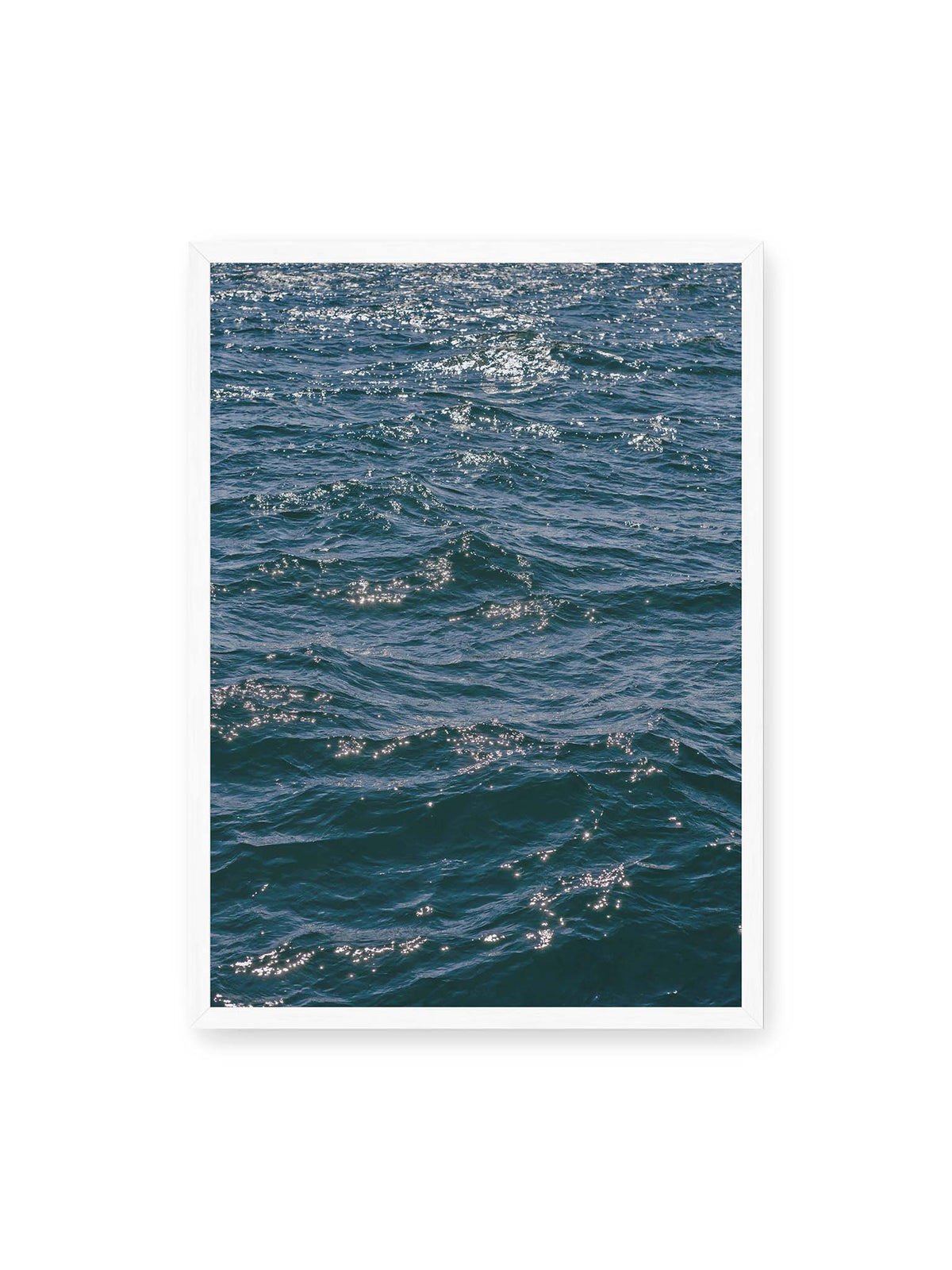 50x70 cm, weißer Rahmen – Bewegte blaue Wasseroberfläche mit kleinen Wellen und verstreuten hellen Lichtreflexen.