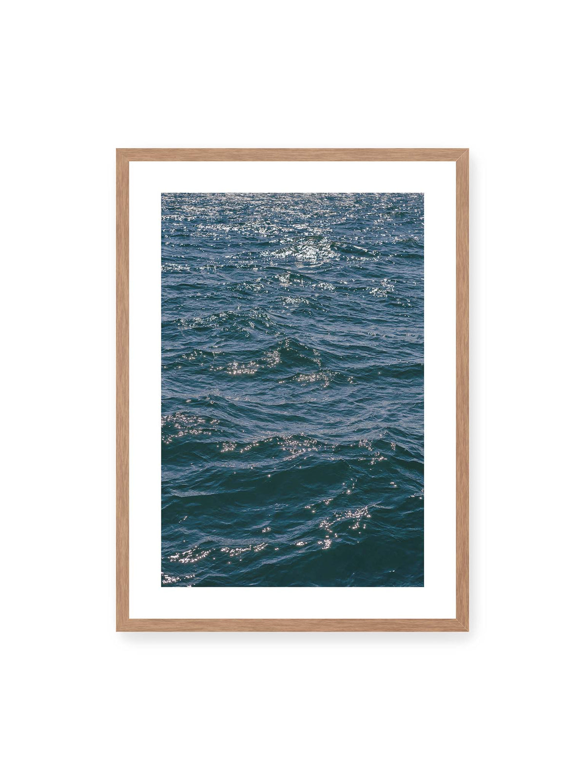 50x70 cm, weißer Galerie-Rand, Eichenrahmen – Bewegte blaue Wasseroberfläche mit kleinen Wellen und verstreuten hellen Lichtreflexen.