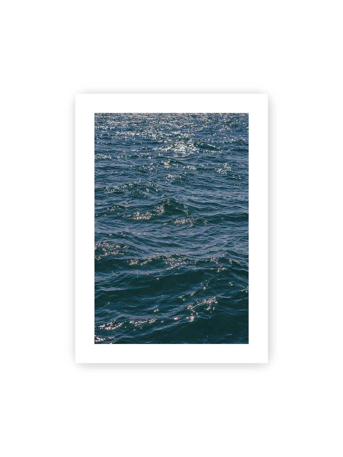 50x70 cm, weißer Galerie-Rand – Bewegte blaue Wasseroberfläche mit kleinen Wellen und verstreuten hellen Lichtreflexen.