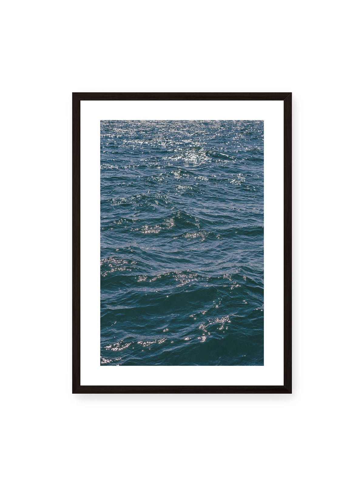 50x70 cm, weißer Galerie-Rand, schwarzer Rahmen – Bewegte blaue Wasseroberfläche mit kleinen Wellen und verstreuten hellen Lichtreflexen.