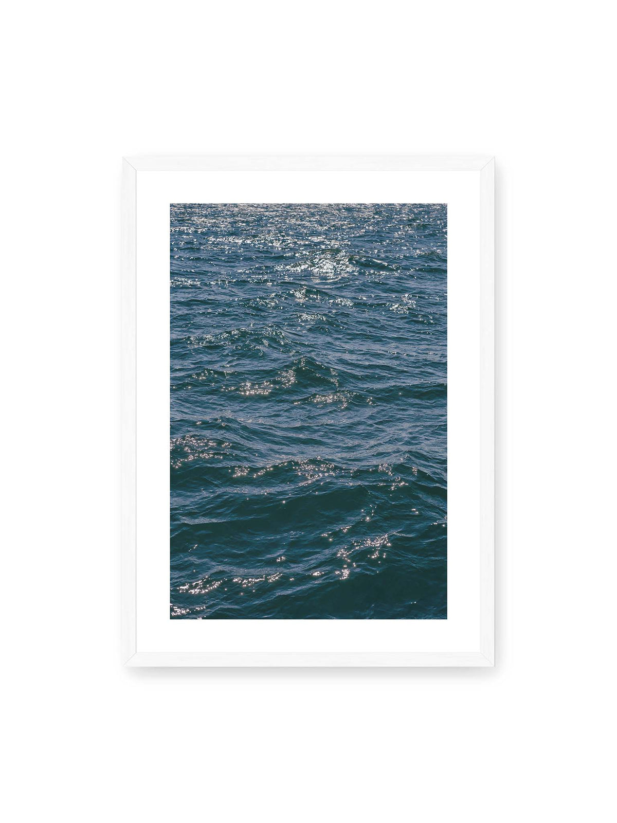 50x70 cm, weißer Galerie-Rand, weißer Rahmen – Bewegte blaue Wasseroberfläche mit kleinen Wellen und verstreuten hellen Lichtreflexen.