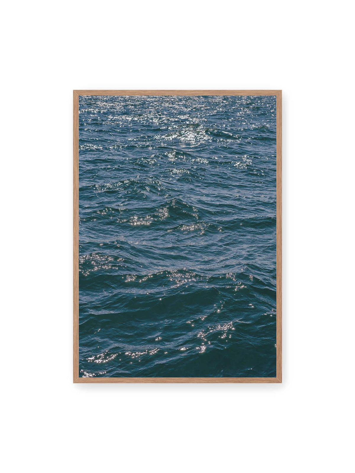70x100 cm, Eichenrahmen – Bewegte blaue Wasseroberfläche mit kleinen Wellen und verstreuten hellen Lichtreflexen.