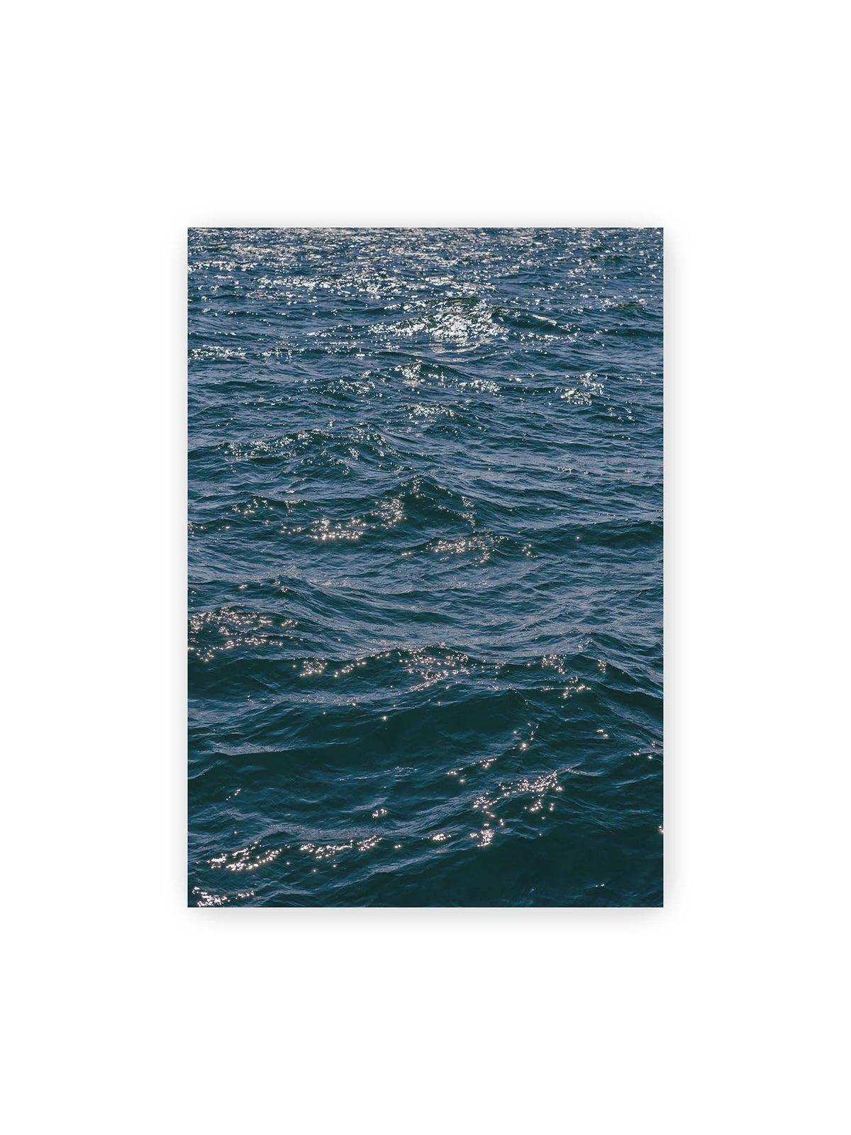 70x100 cm – Bewegte blaue Wasseroberfläche mit kleinen Wellen und verstreuten hellen Lichtreflexen.