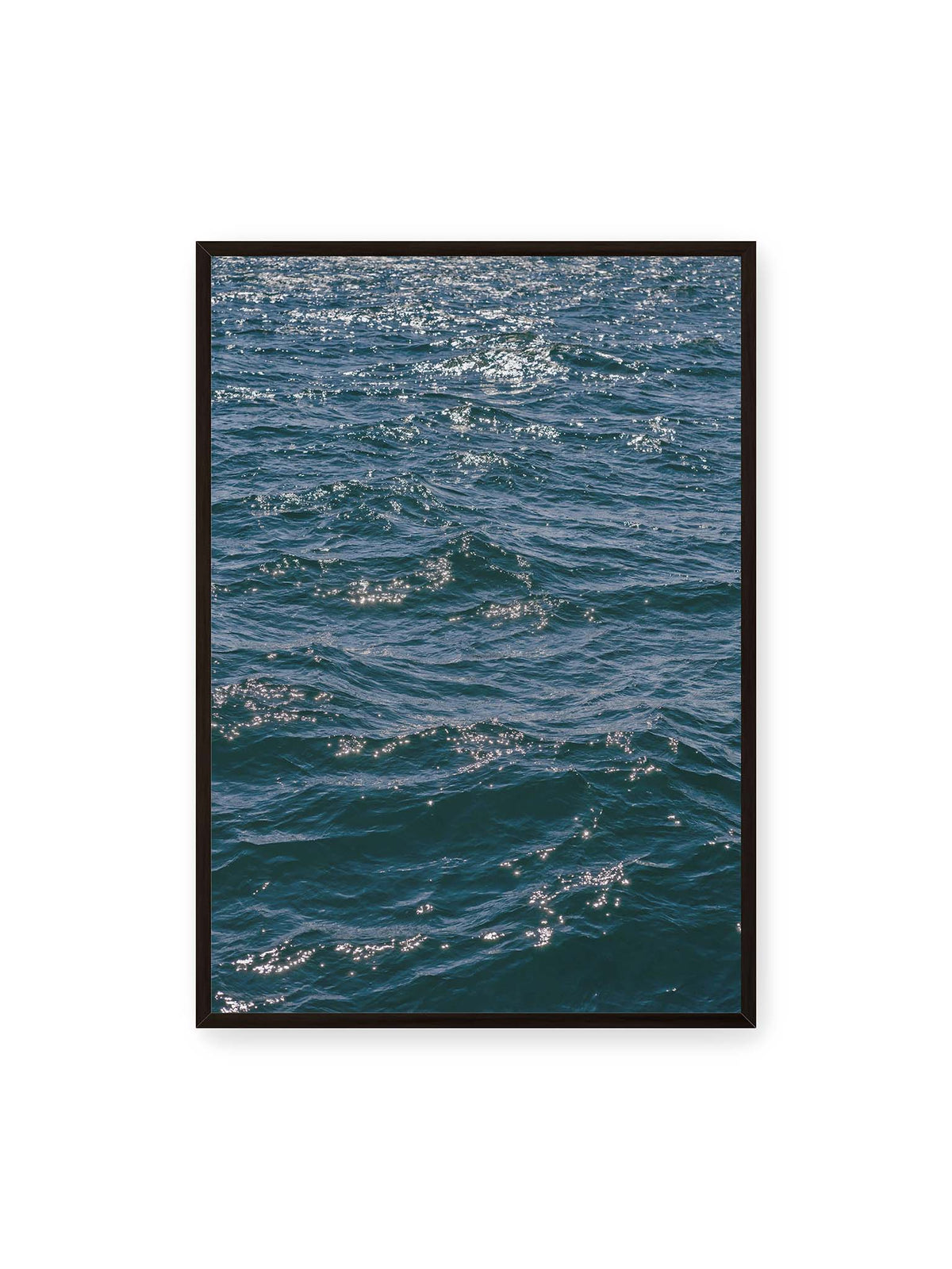 70x100 cm, schwarzer Rahmen – Bewegte blaue Wasseroberfläche mit kleinen Wellen und verstreuten hellen Lichtreflexen.