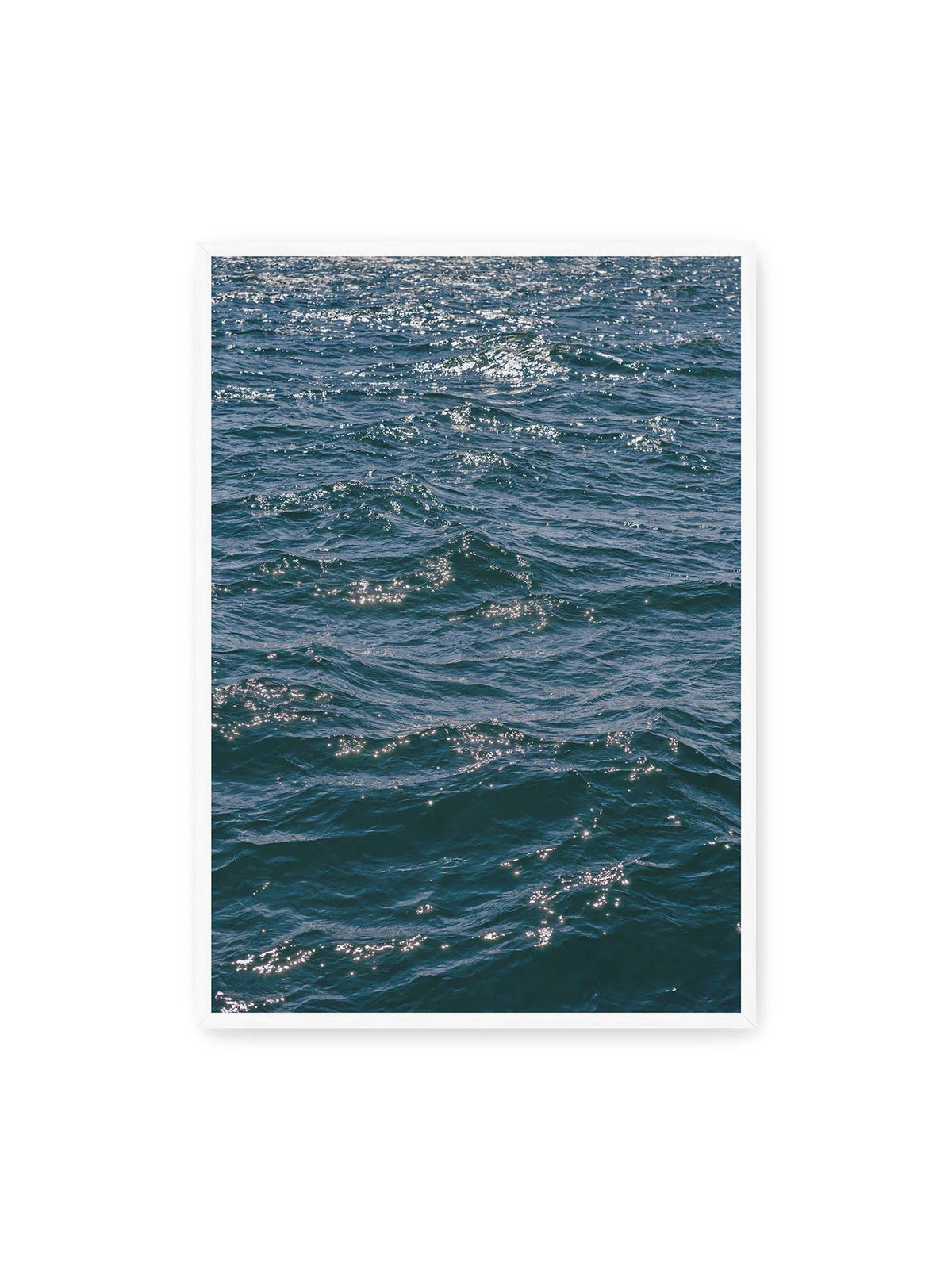 70x100 cm, weißer Rahmen – Bewegte blaue Wasseroberfläche mit kleinen Wellen und verstreuten hellen Lichtreflexen.