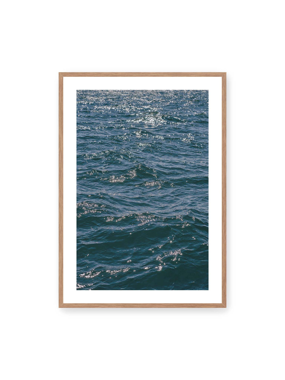 70x100 cm, weißer Galerie-Rand, Eichenrahmen – Bewegte blaue Wasseroberfläche mit kleinen Wellen und verstreuten hellen Lichtreflexen.