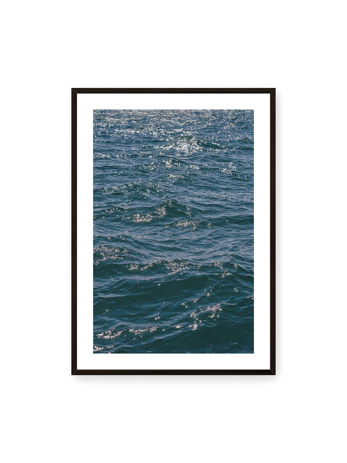 70x100 cm, weißer Galerie-Rand, schwarzer Rahmen – Bewegte blaue Wasseroberfläche mit kleinen Wellen und verstreuten hellen Lichtreflexen.