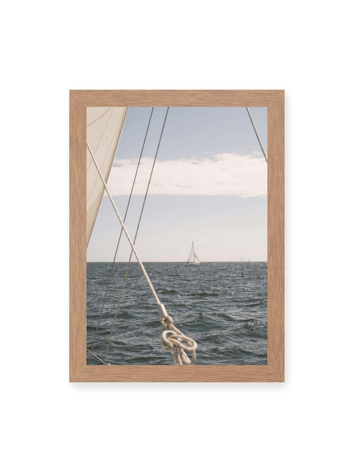 21x30 cm, Eichenrahmen – Segelboot auf bewegtem Wasser, eingerahmt von hellem Segel und diagonalen Leinen im Vordergrund.