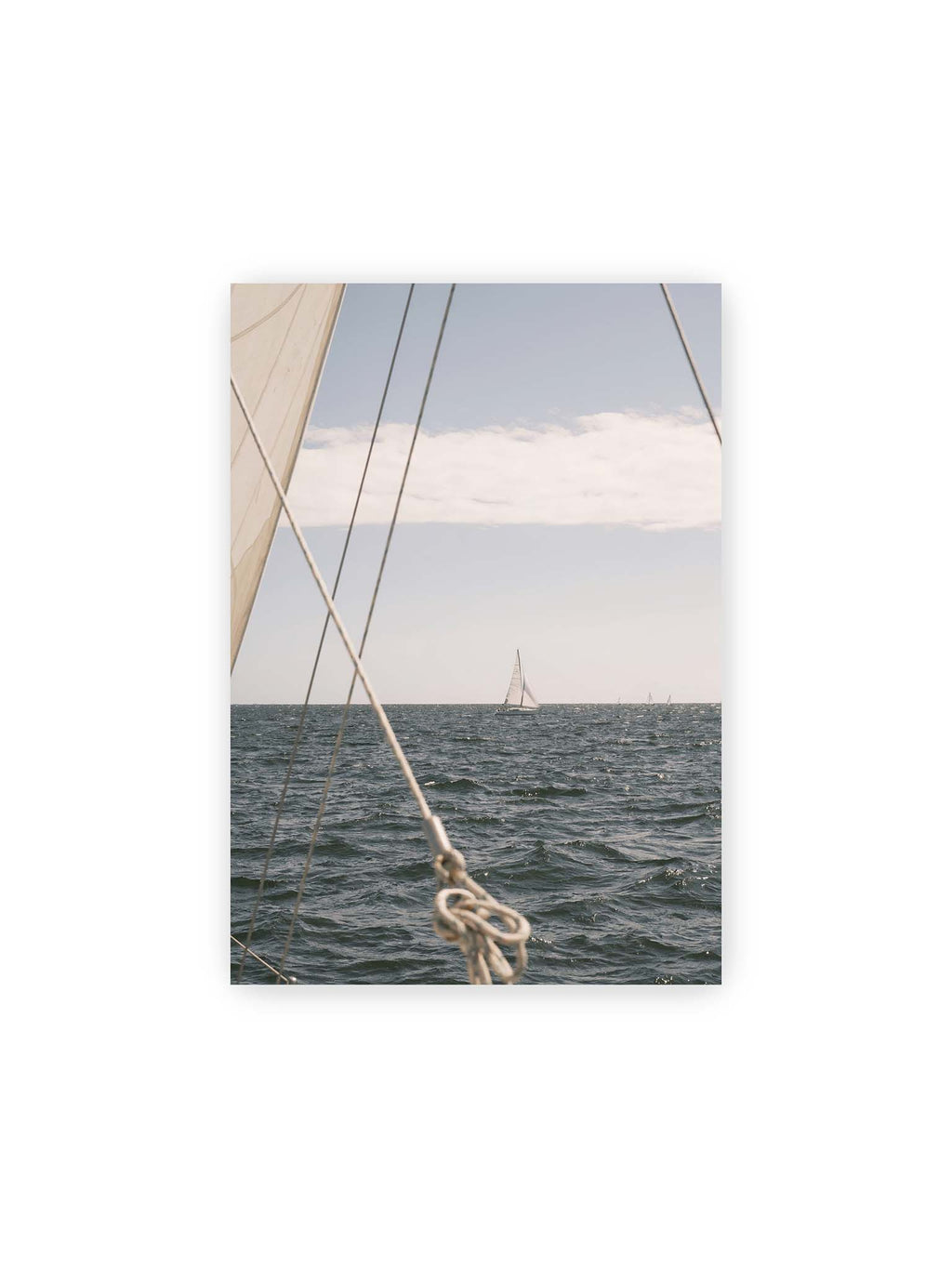 21x30 cm – Segelboot auf bewegtem Wasser, eingerahmt von hellem Segel und diagonalen Leinen im Vordergrund.