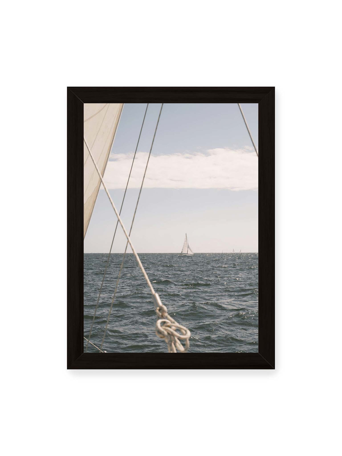 21x30 cm, schwarzer Rahmen – Segelboot auf bewegtem Wasser, eingerahmt von hellem Segel und diagonalen Leinen im Vordergrund.