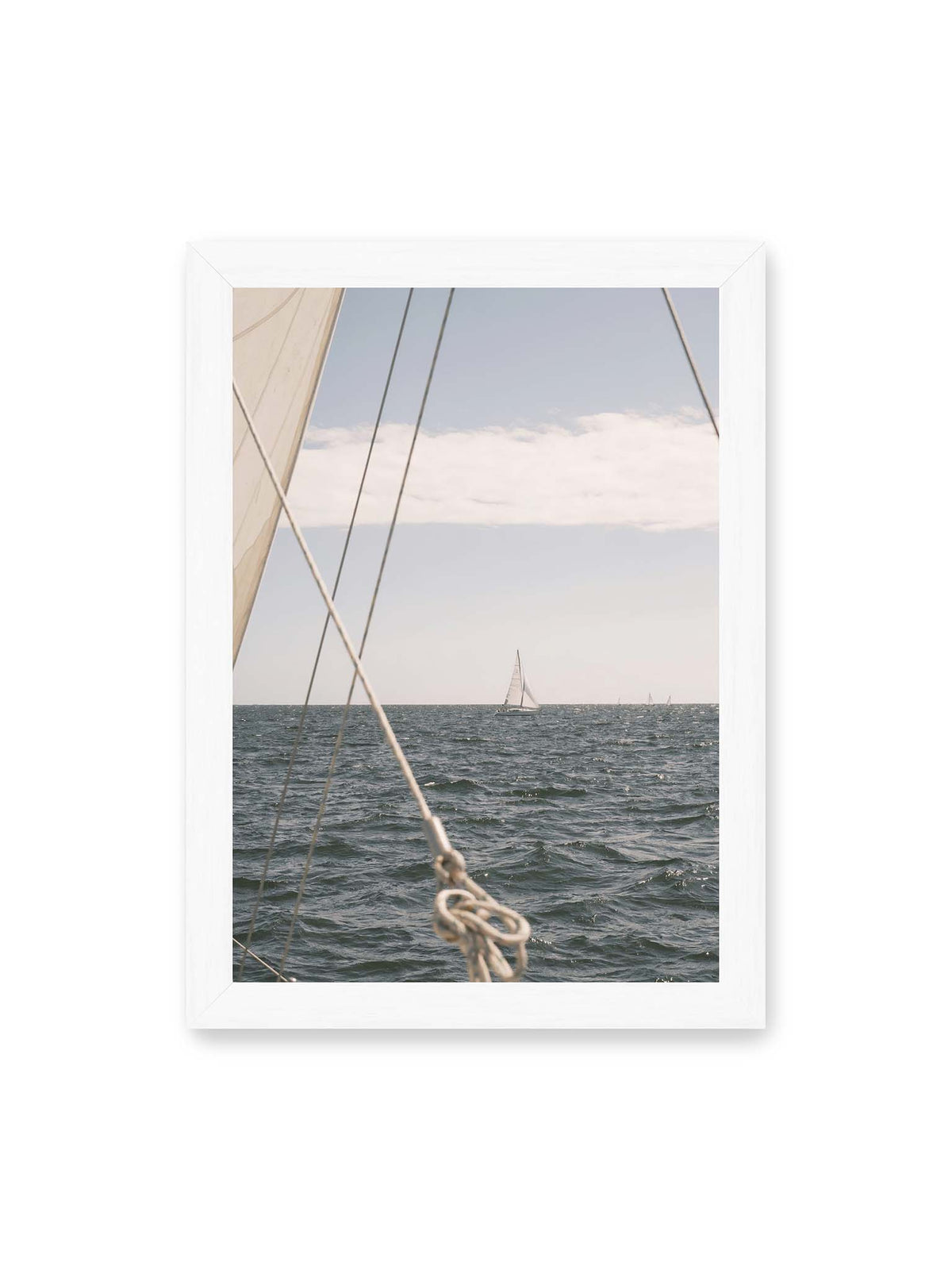 21x30 cm, weißer Rahmen – Segelboot auf bewegtem Wasser, eingerahmt von hellem Segel und diagonalen Leinen im Vordergrund.