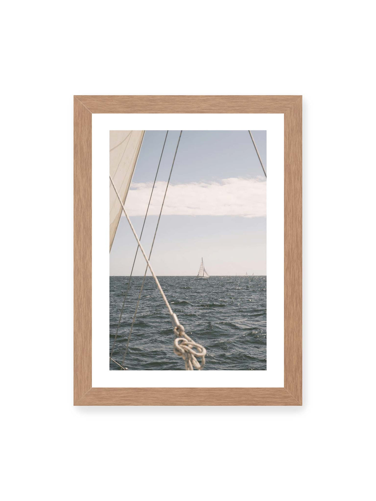 21x30 cm, weißer Galerie-Rand, Eichenrahmen – Segelboot auf bewegtem Wasser, eingerahmt von hellem Segel und diagonalen Leinen im Vordergrund.