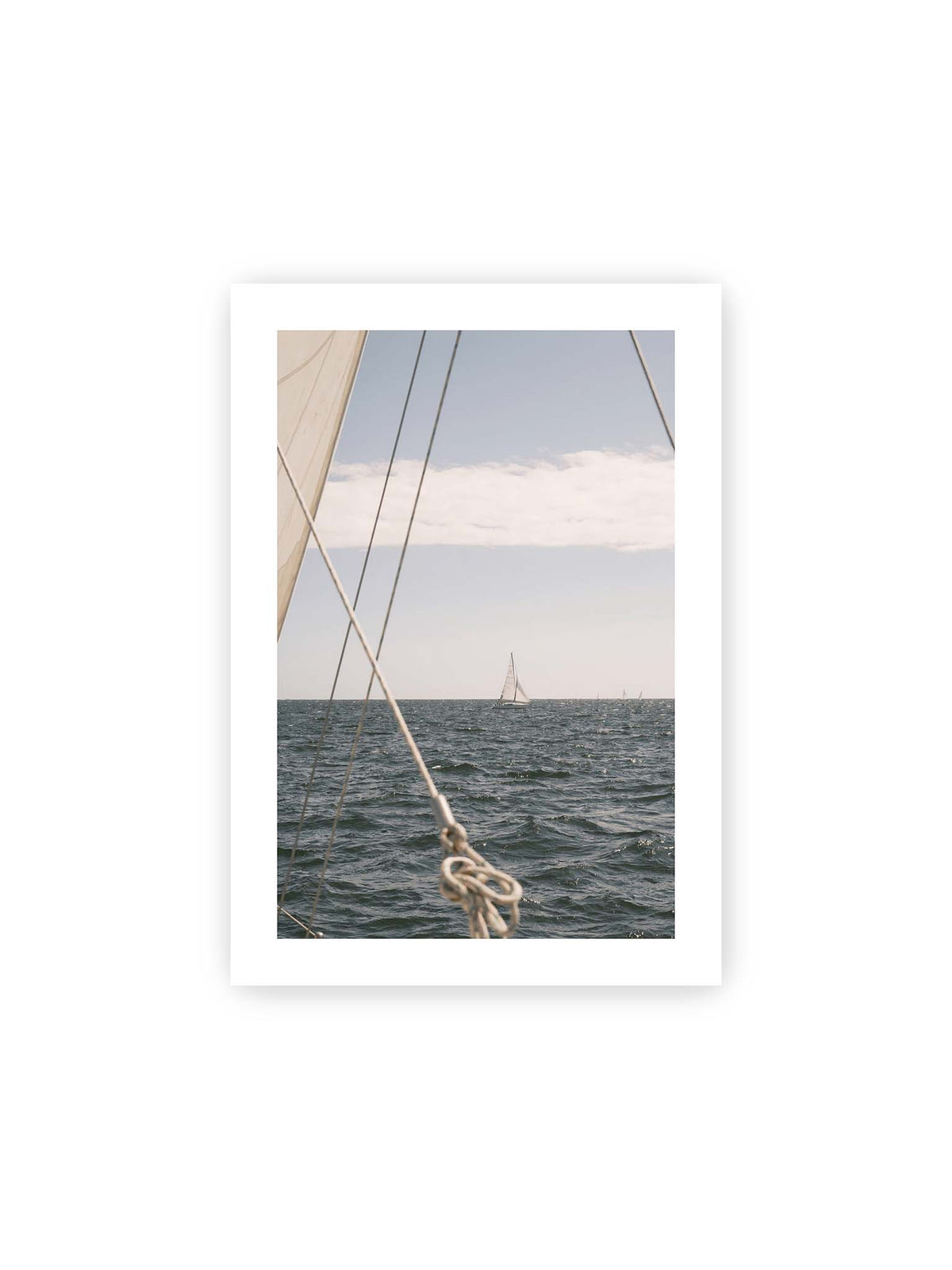 21x30 cm, weißer Galerie-Rand – Segelboot auf bewegtem Wasser, eingerahmt von hellem Segel und diagonalen Leinen im Vordergrund.