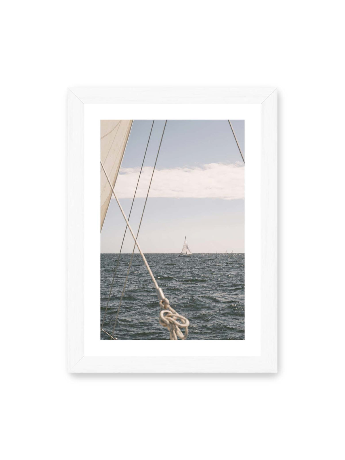 21x30 cm, weißer Galerie-Rand, weißer Rahmen – Segelboot auf bewegtem Wasser, eingerahmt von hellem Segel und diagonalen Leinen im Vordergrund.