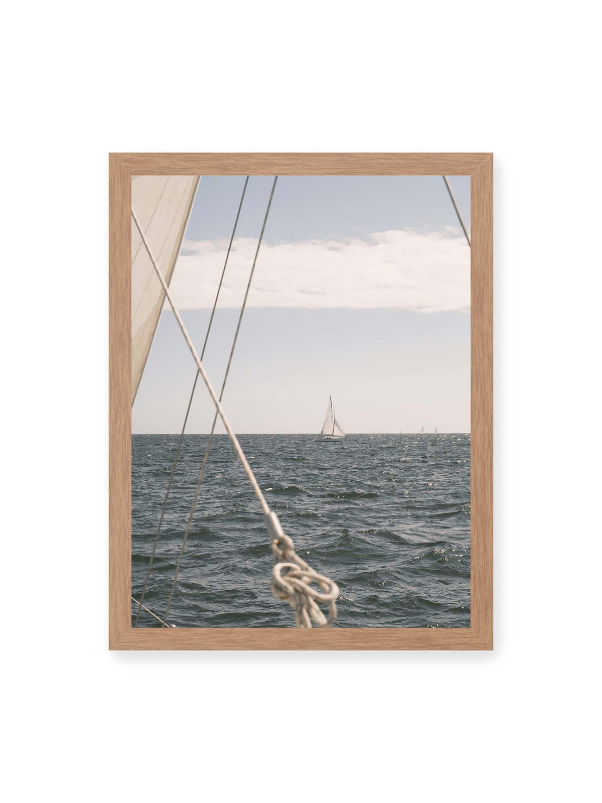 30x40 cm, Eichenrahmen – Segelboot auf bewegtem Wasser, eingerahmt von hellem Segel und diagonalen Leinen im Vordergrund.