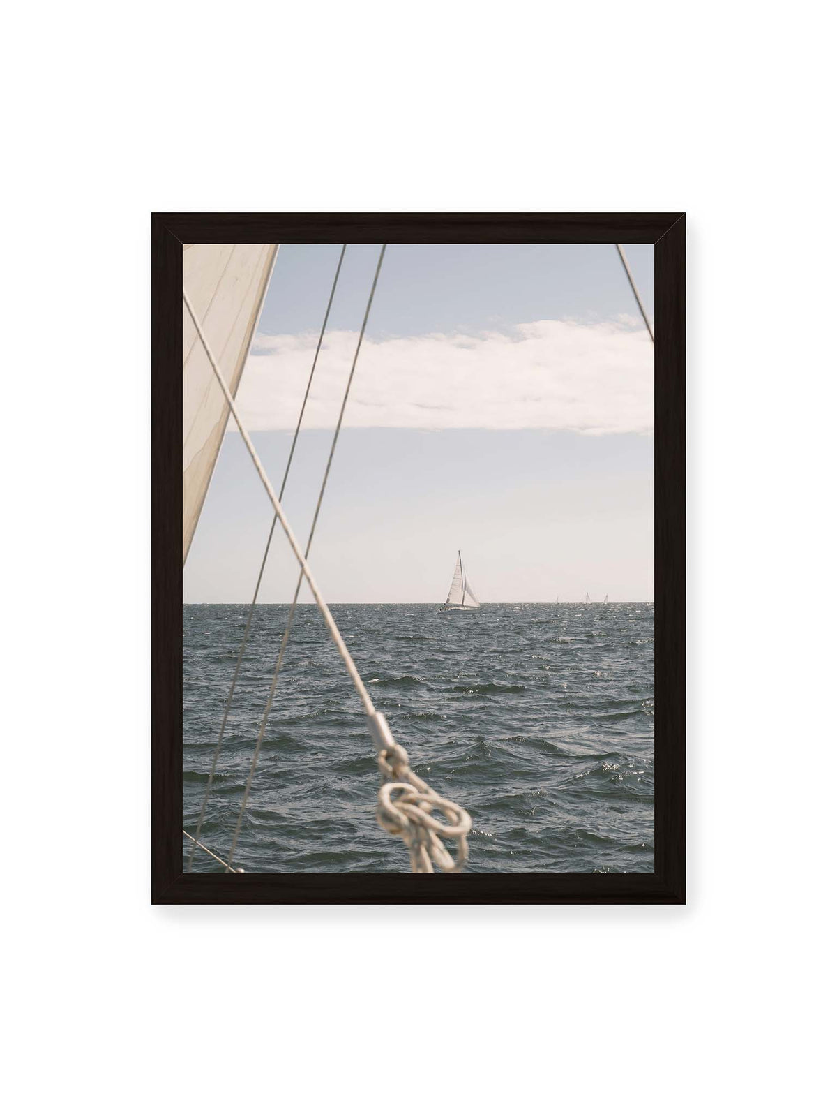 30x40 cm, schwarzer Rahmen – Segelboot auf bewegtem Wasser, eingerahmt von hellem Segel und diagonalen Leinen im Vordergrund.