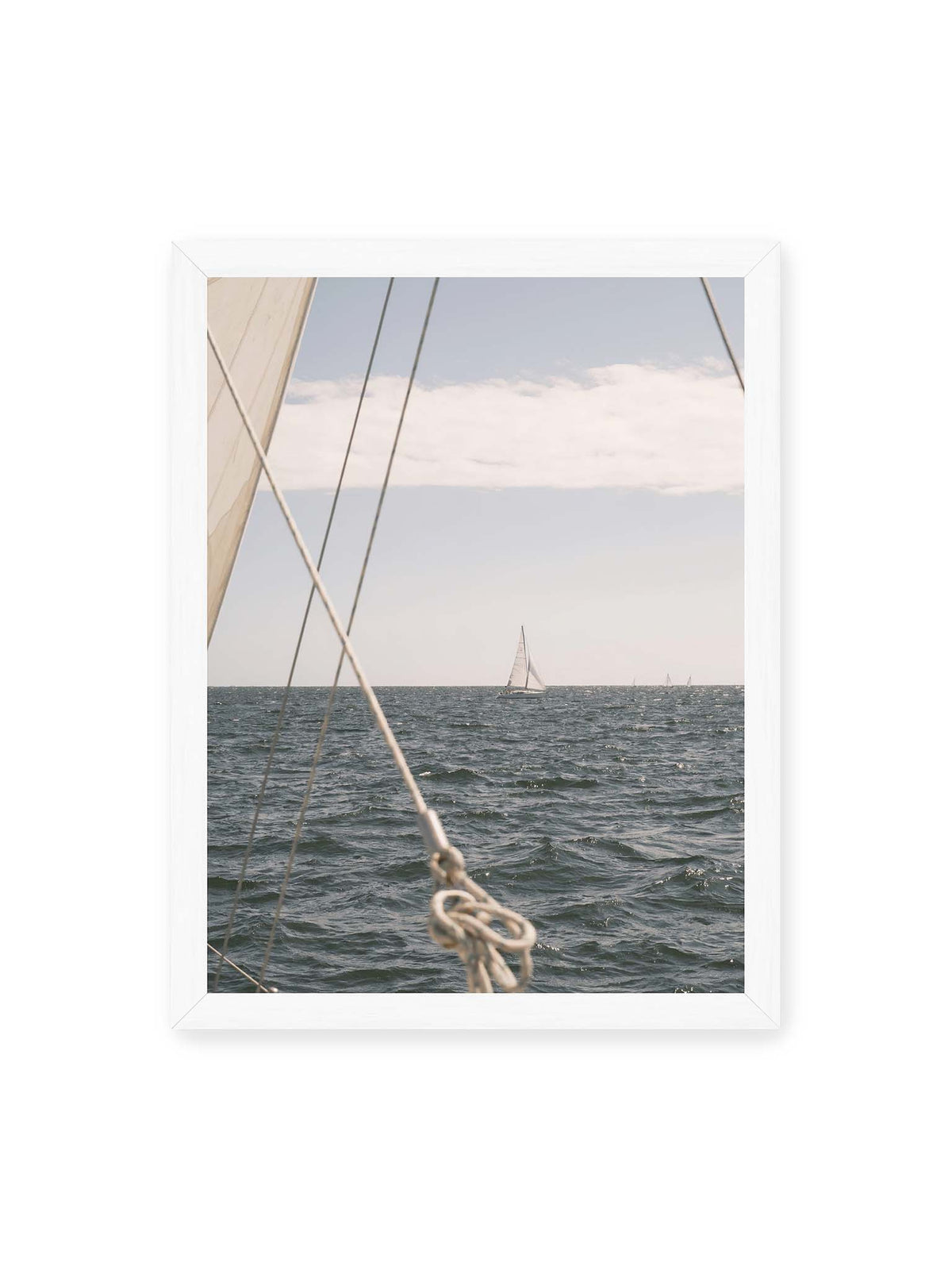 30x40 cm, weißer Rahmen – Segelboot auf bewegtem Wasser, eingerahmt von hellem Segel und diagonalen Leinen im Vordergrund.