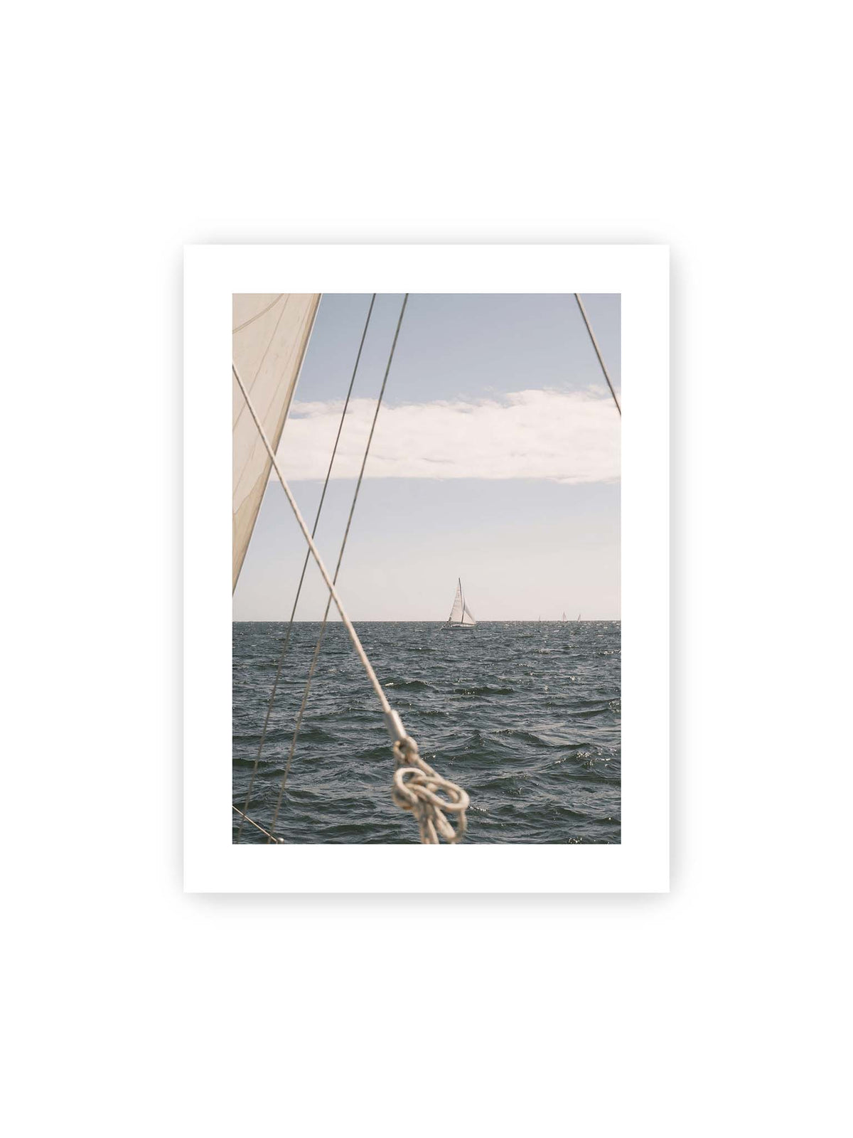 30x40 cm, weißer Galerie-Rand – Segelboot auf bewegtem Wasser, eingerahmt von hellem Segel und diagonalen Leinen im Vordergrund.