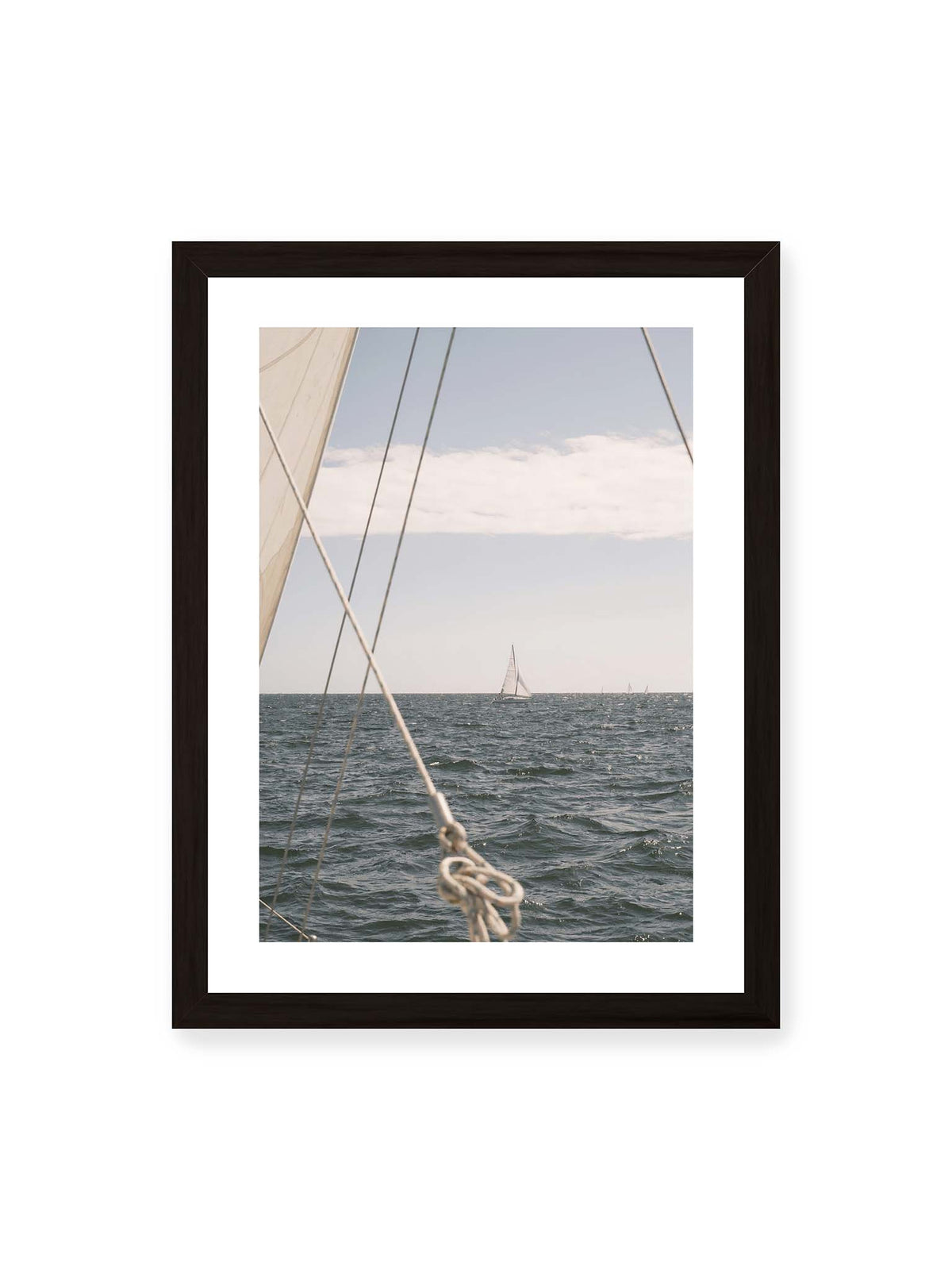 30x40 cm, weißer Galerie-Rand, schwarzer Rahmen – Segelboot auf bewegtem Wasser, eingerahmt von hellem Segel und diagonalen Leinen im Vordergrund.
