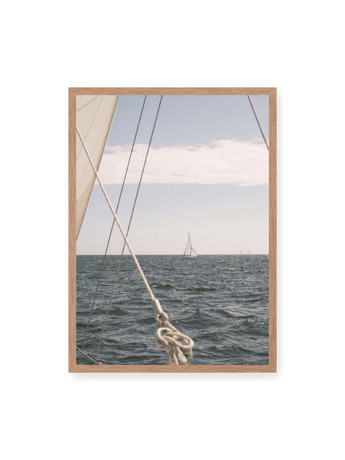 50x70 cm, Eichenrahmen – Segelboot auf bewegtem Wasser, eingerahmt von hellem Segel und diagonalen Leinen im Vordergrund.