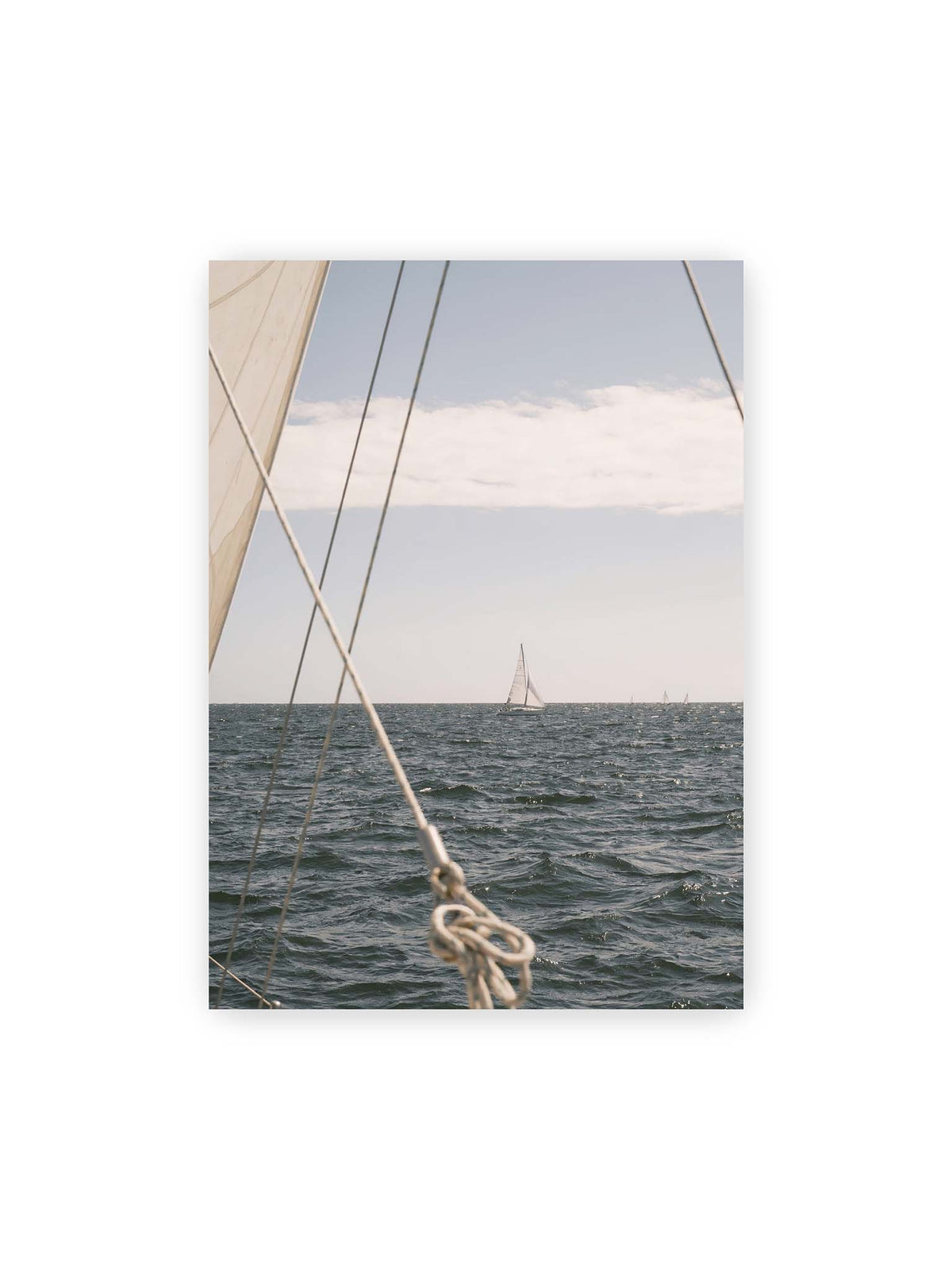 50x70 cm – Segelboot auf bewegtem Wasser, eingerahmt von hellem Segel und diagonalen Leinen im Vordergrund.