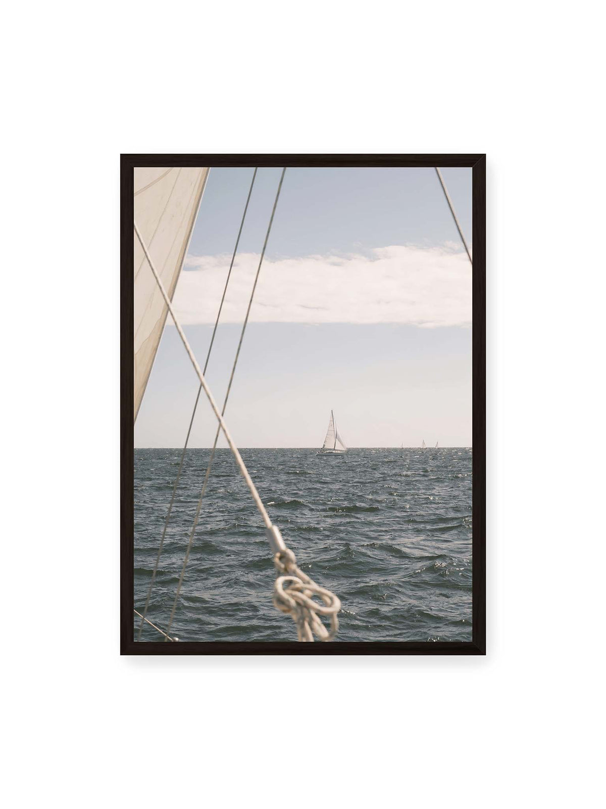 50x70 cm, schwarzer Rahmen – Segelboot auf bewegtem Wasser, eingerahmt von hellem Segel und diagonalen Leinen im Vordergrund.