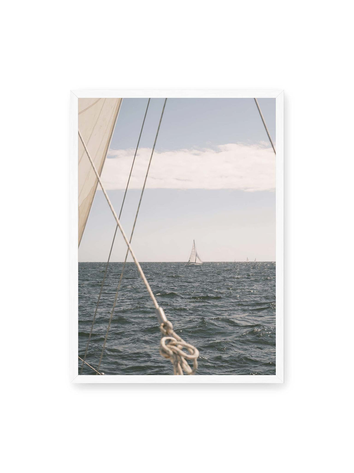 50x70 cm, weißer Rahmen – Segelboot auf bewegtem Wasser, eingerahmt von hellem Segel und diagonalen Leinen im Vordergrund.