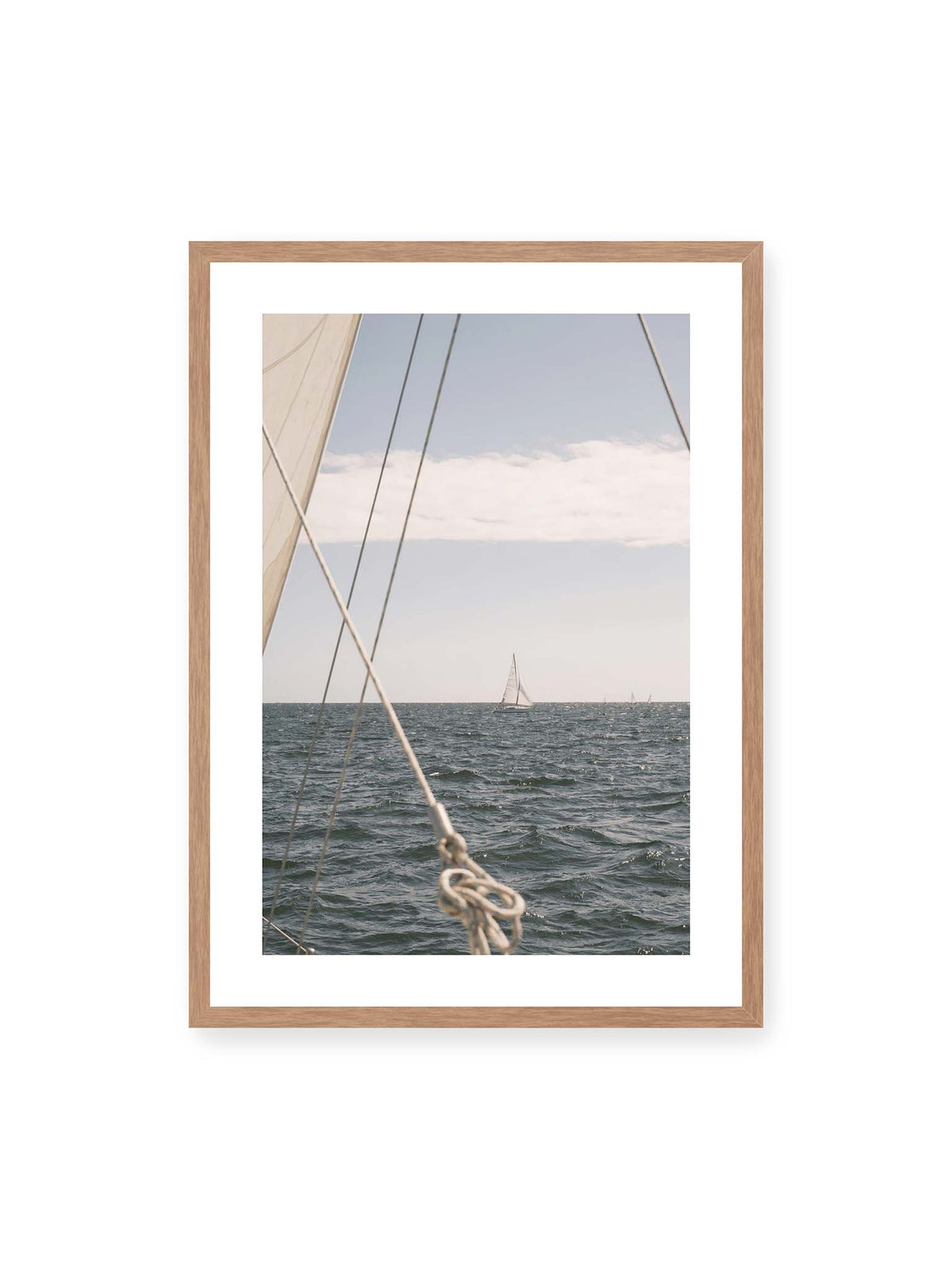 50x70 cm, weißer Galerie-Rand, Eichenrahmen – Segelboot auf bewegtem Wasser, eingerahmt von hellem Segel und diagonalen Leinen im Vordergrund.
