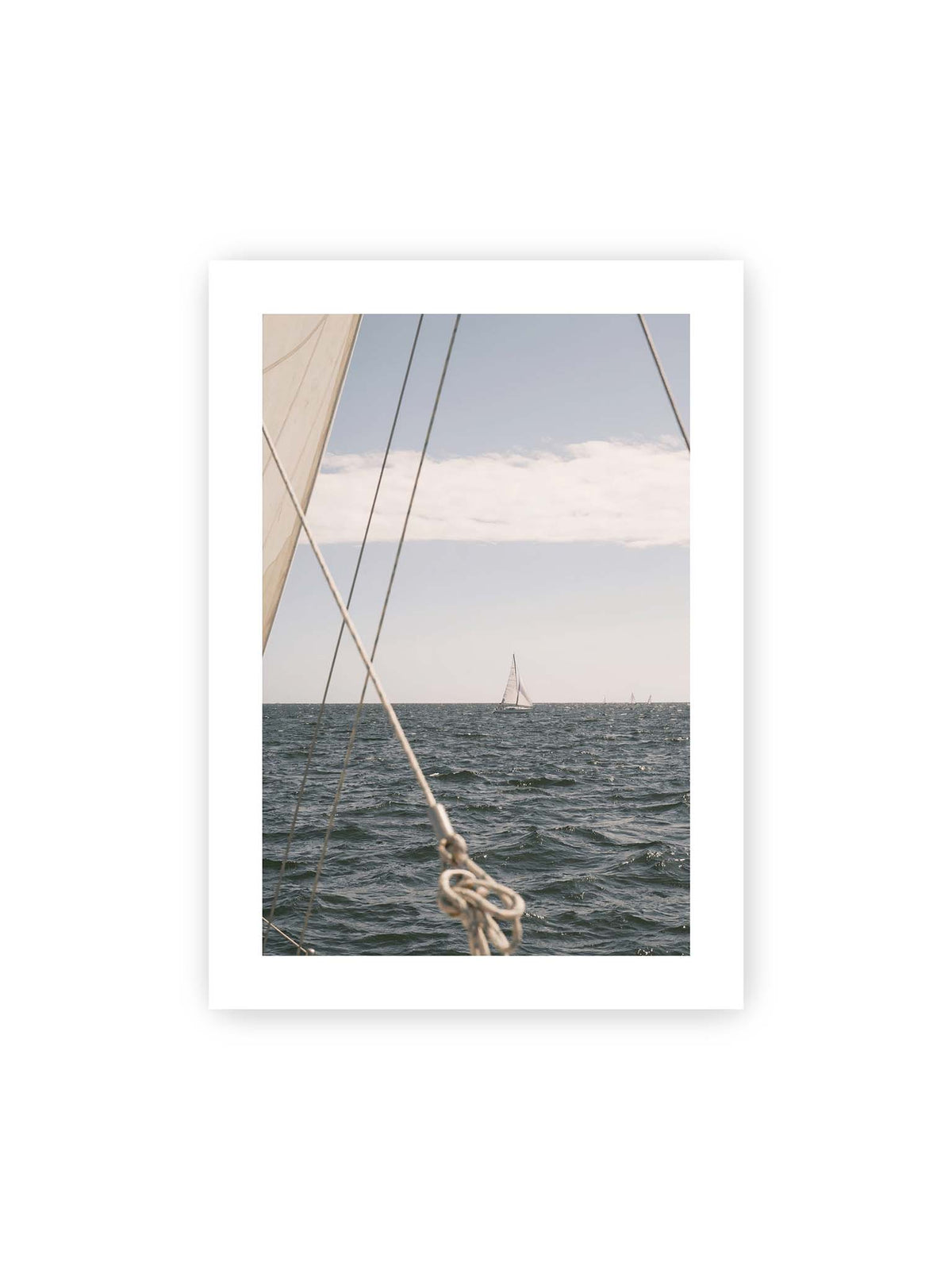 50x70 cm, weißer Galerie-Rand – Segelboot auf bewegtem Wasser, eingerahmt von hellem Segel und diagonalen Leinen im Vordergrund.