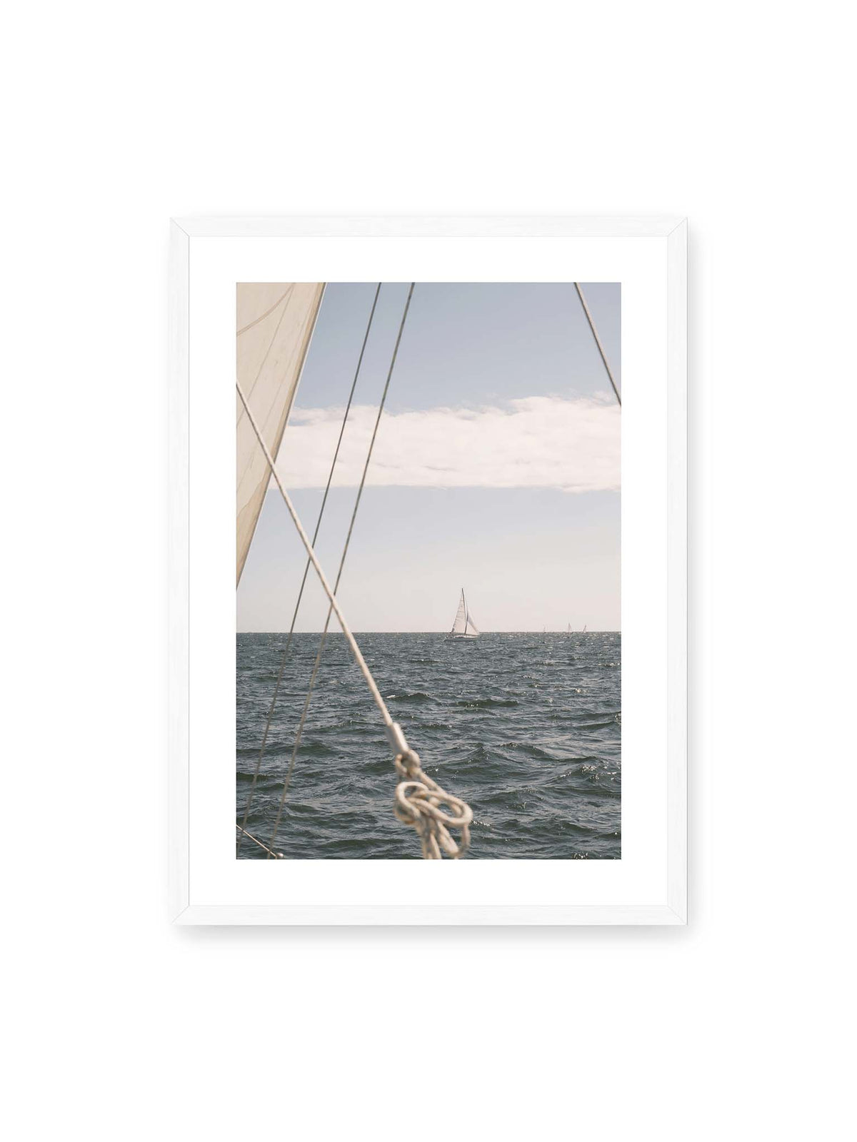 50x70 cm, weißer Galerie-Rand, weißer Rahmen – Segelboot auf bewegtem Wasser, eingerahmt von hellem Segel und diagonalen Leinen im Vordergrund.