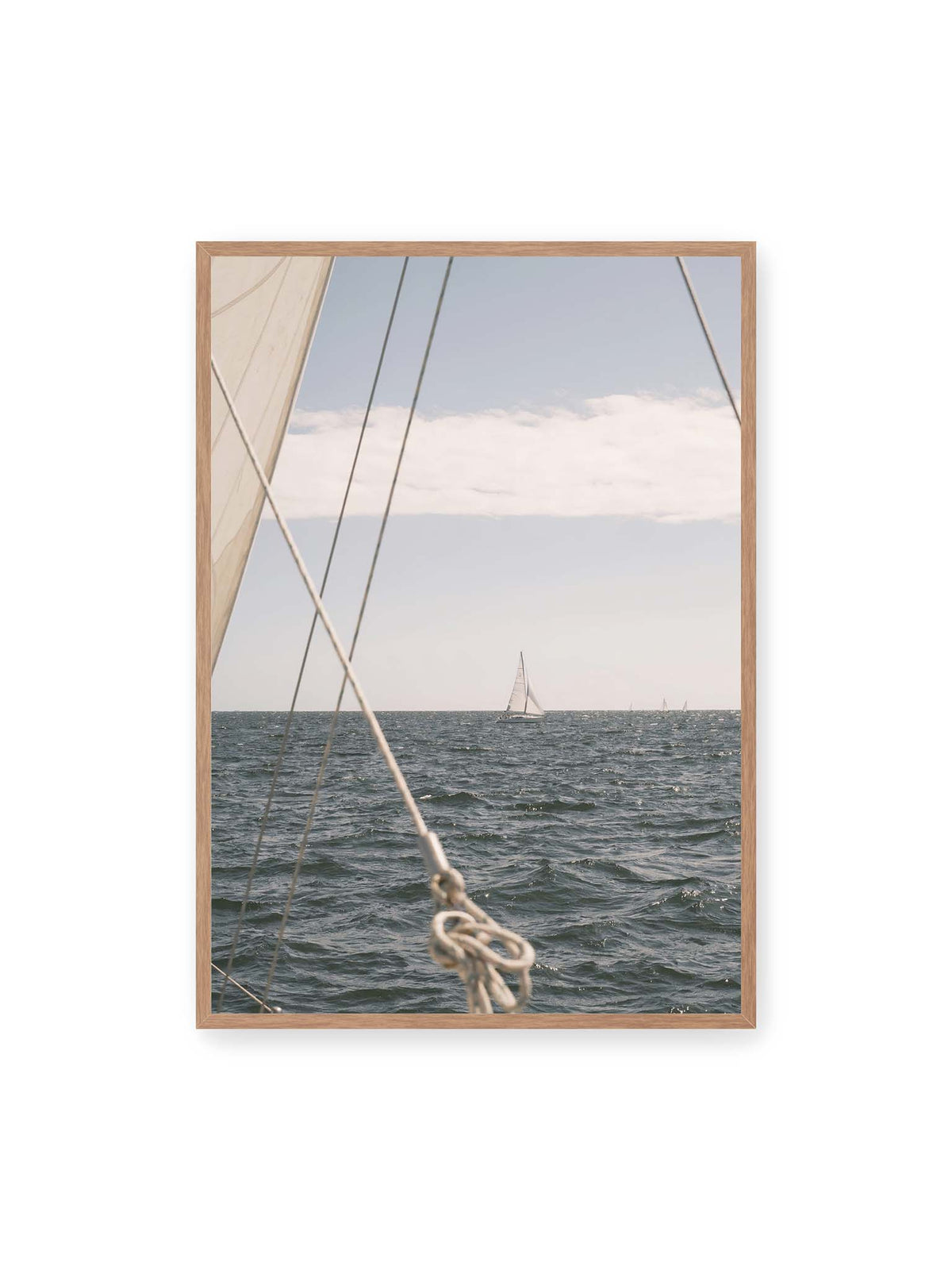 70x100 cm, Eichenrahmen – Segelboot auf bewegtem Wasser, eingerahmt von hellem Segel und diagonalen Leinen im Vordergrund.